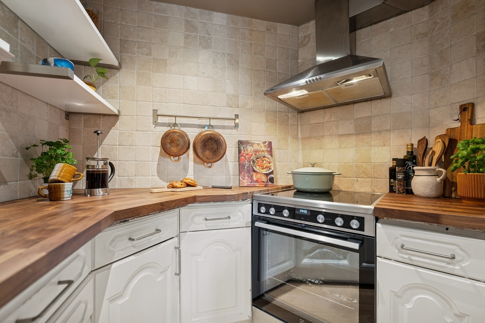 Leiligheten byr på et åpen kjøkken med god benk-og skapplass. Galleribilde