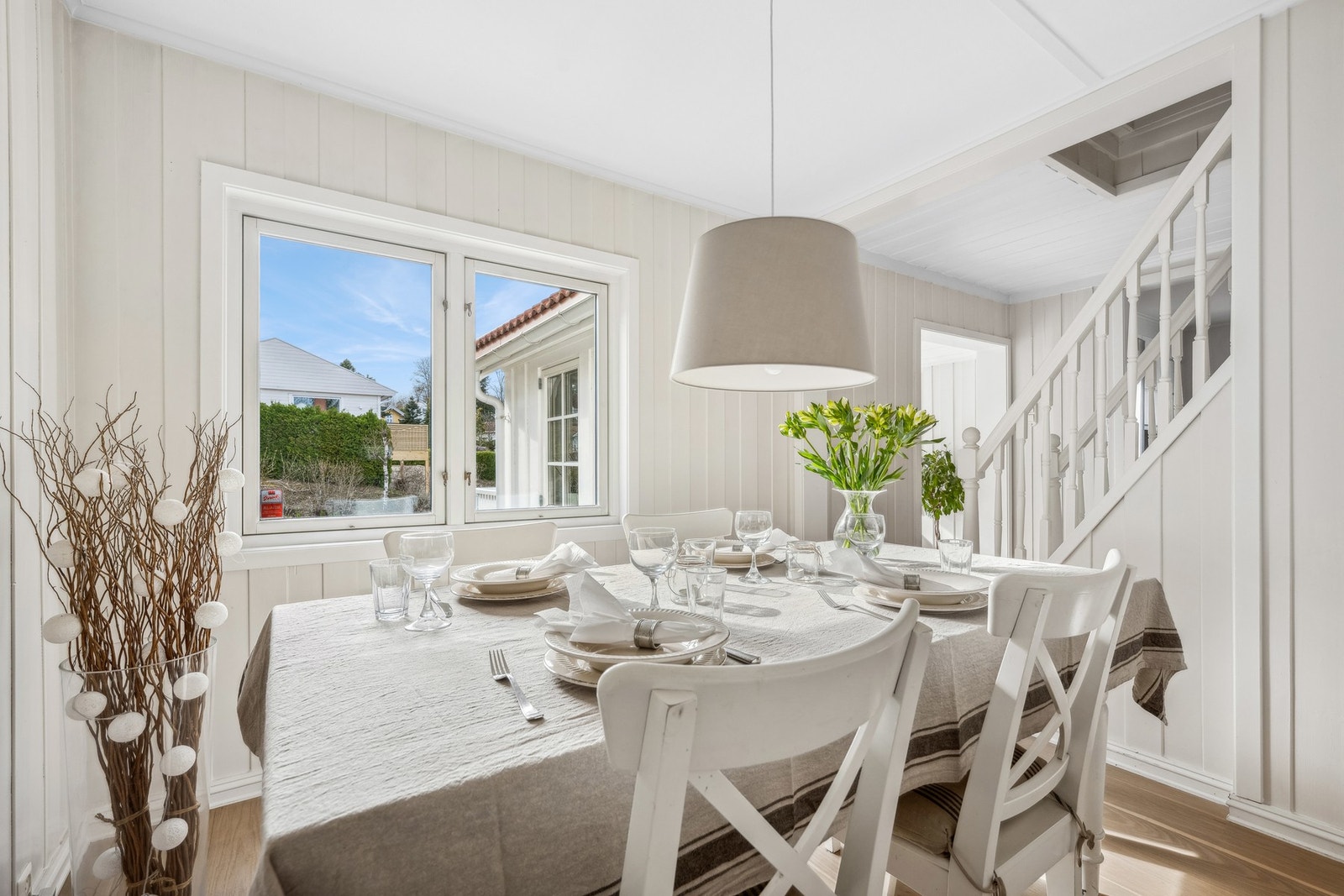 Åpen spisestue løsning i tilknytning til kjøkkenet. Galleribilde