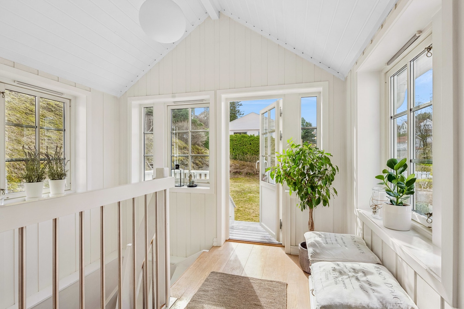 Det er eget inngangsparti fra hagen til kjøkken og stue sone i 1. etasje. Galleribilde