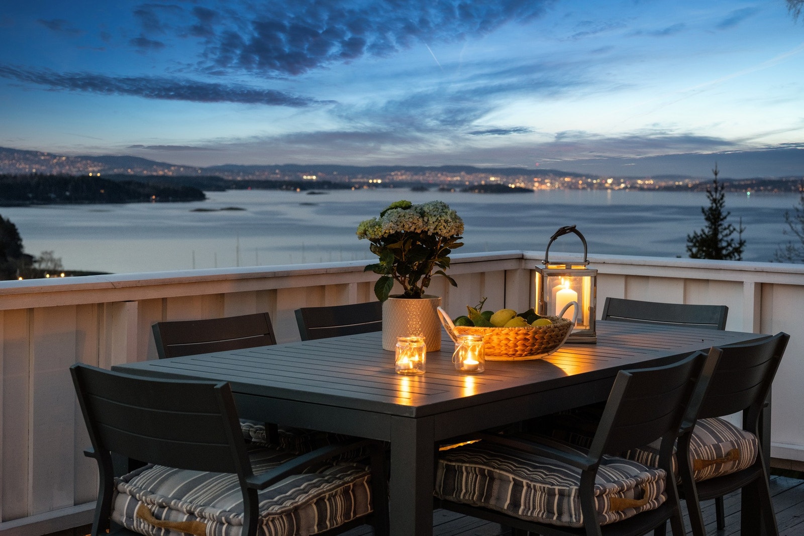 Kveldsstemning fra terrassen med hovedstaden blinkende i det fjerne. Galleribilde