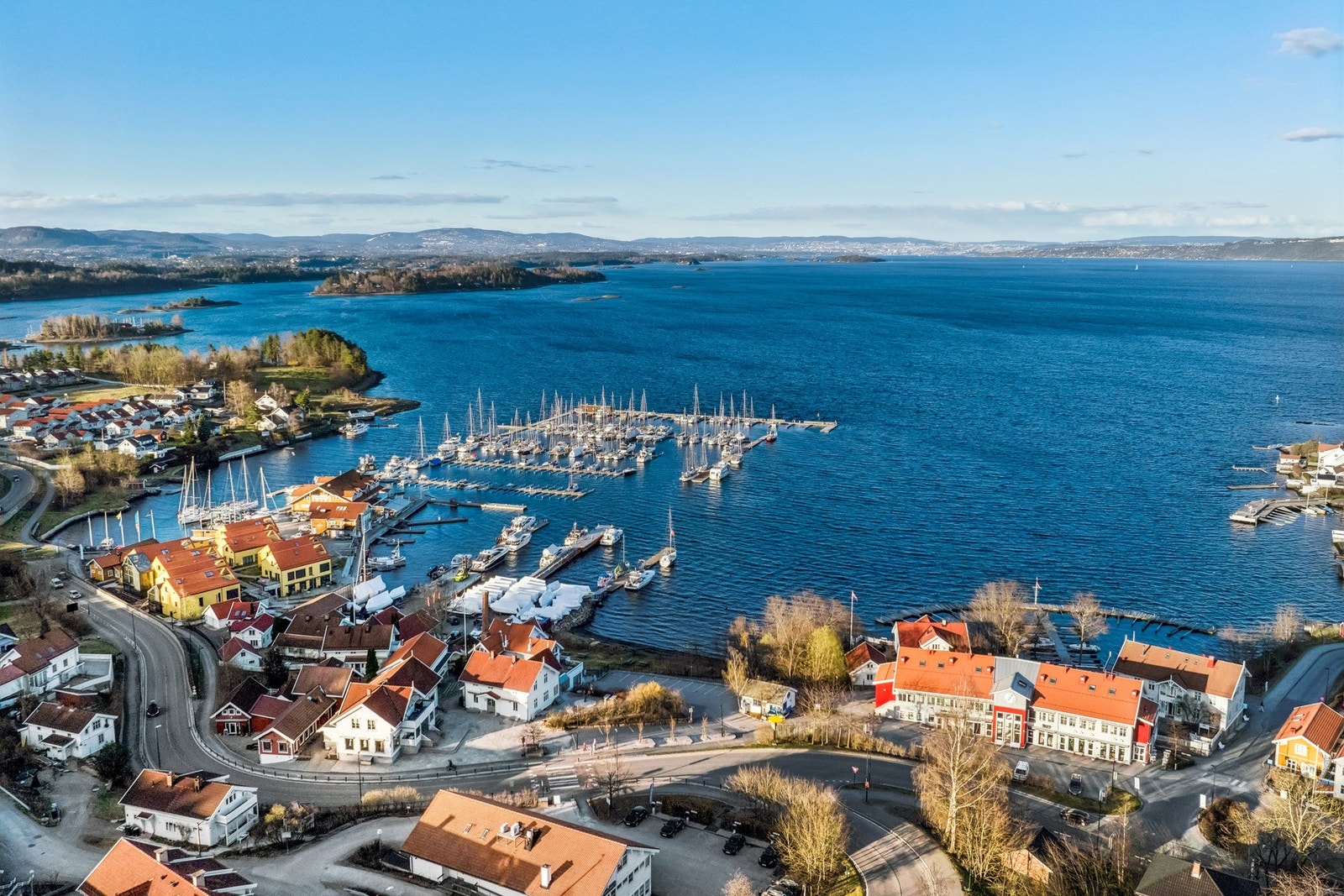 Et flott utsyn over Vollen Marina og fjorden fra en lysere årstid. Galleribilde