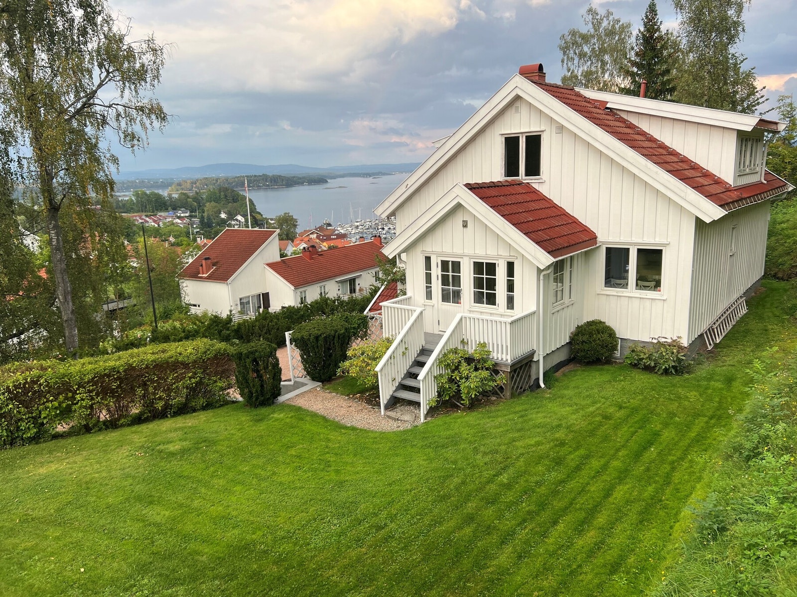 Hyggelige og solrike uteområder. Hagen er grønn og frodig med god plass til lek og moro. Galleribilde