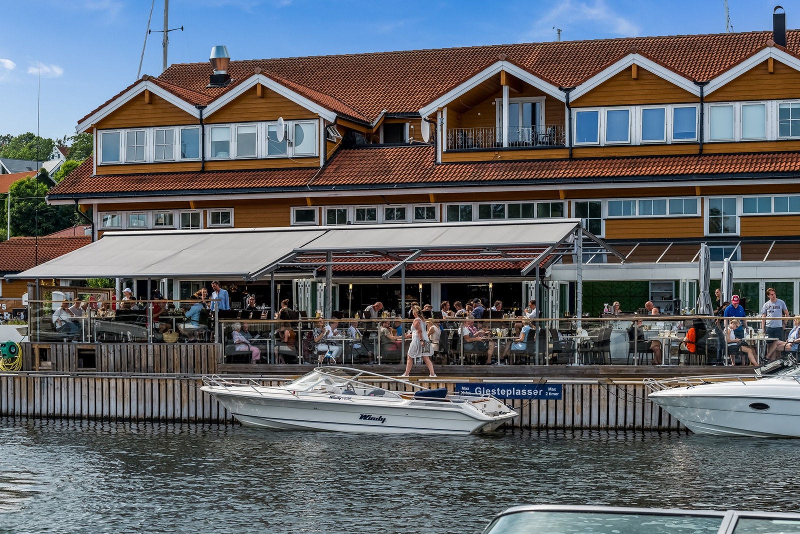 Til Vollen Marina er det ca. 5 min. gange. Her er det et yrende liv om sommeren. Galleribilde