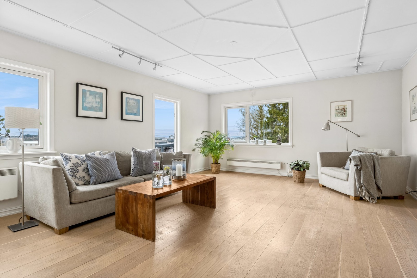 Stuen har mange vindusflater som gir godt med naturlig lys. Galleribilde