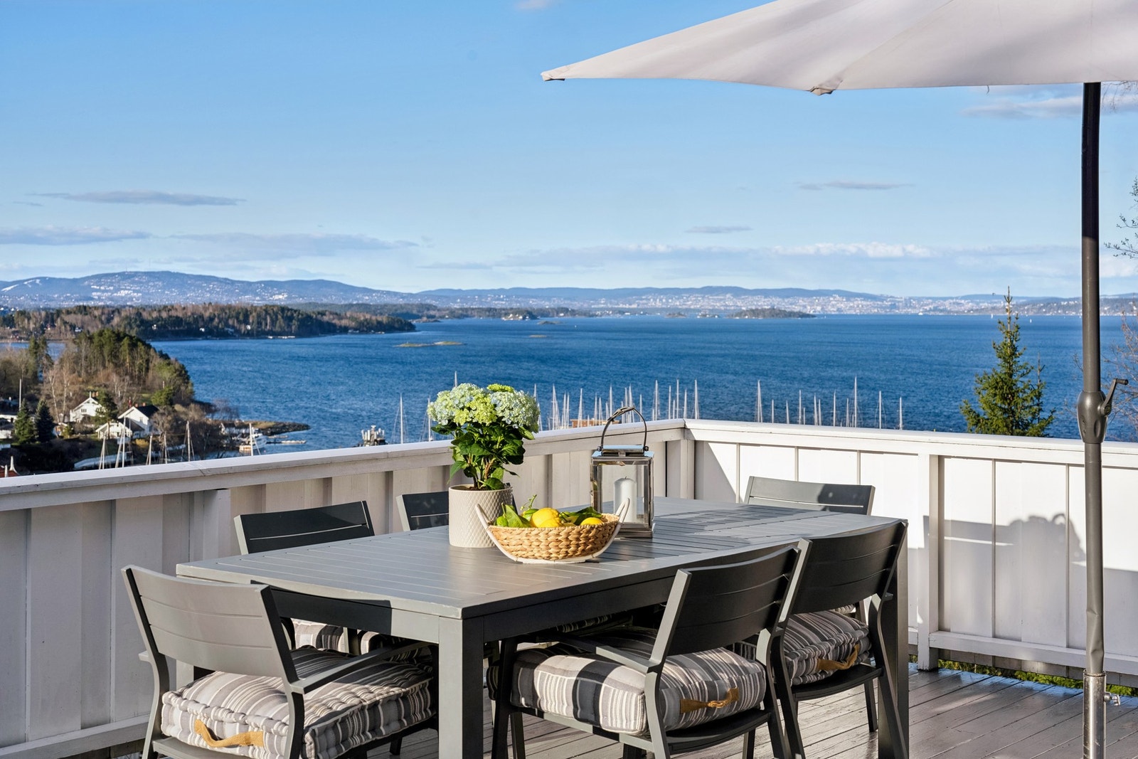 På terrassen er det plass til både spisegruppe og lounge. Galleribilde