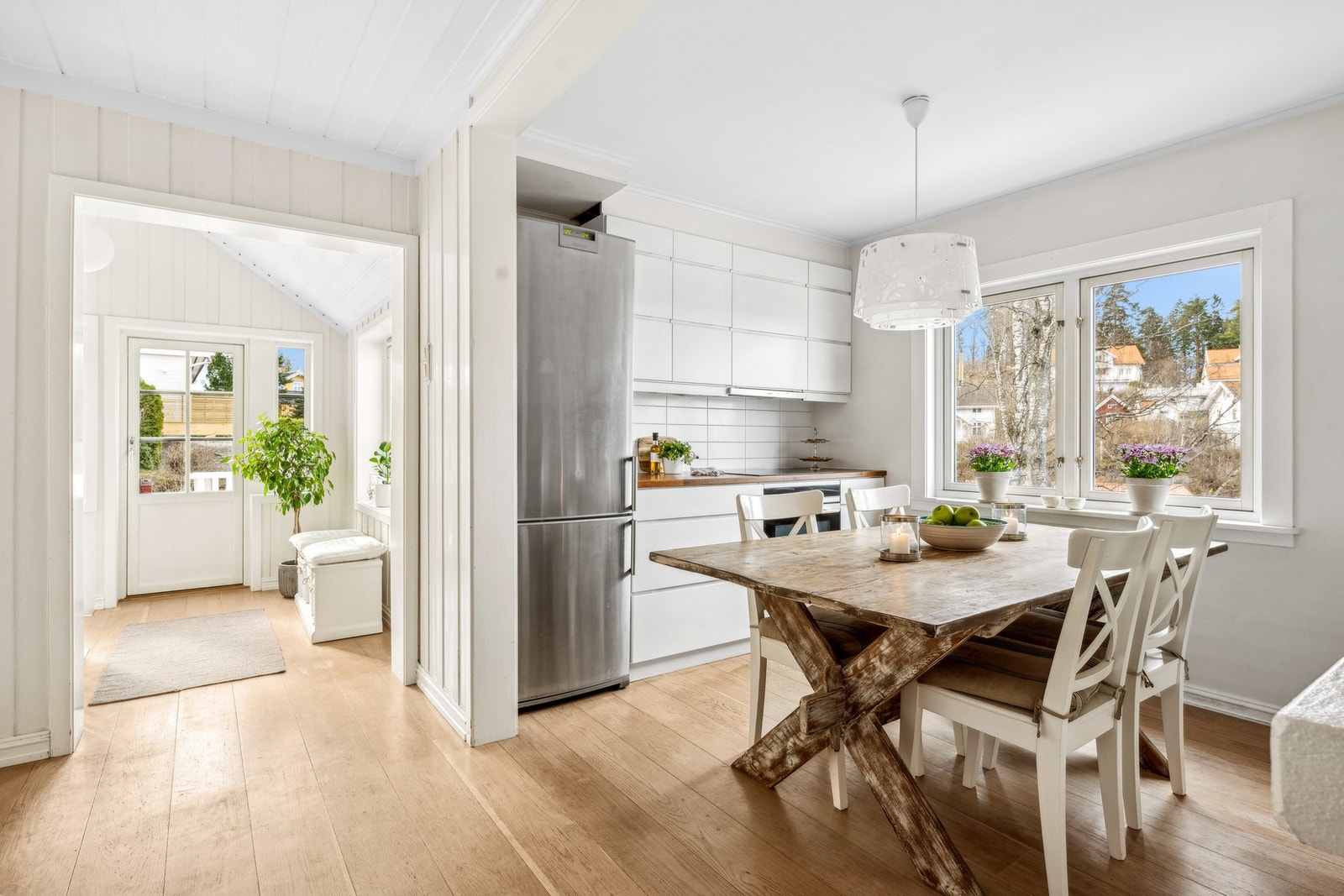 Kjøkkeninnredningen er lys med slette fronter og heltre benkeplater. Galleribilde