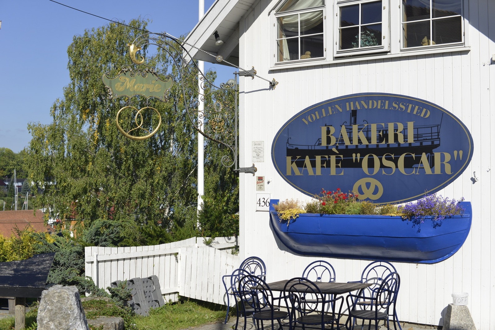 Vollen er kjent for sin idylliske trehusbebyggelse med hyggelige nisjebutikker, bakeri m.m. Galleribilde