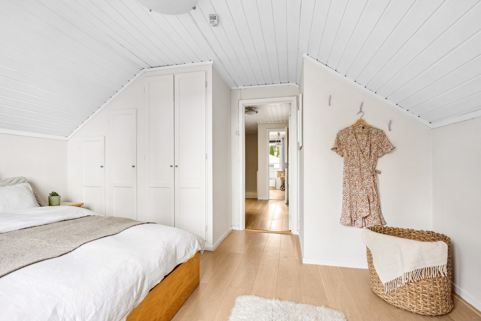 Soverom 1 har god plass til dobbeltseng og skapinnredning Galleribilde