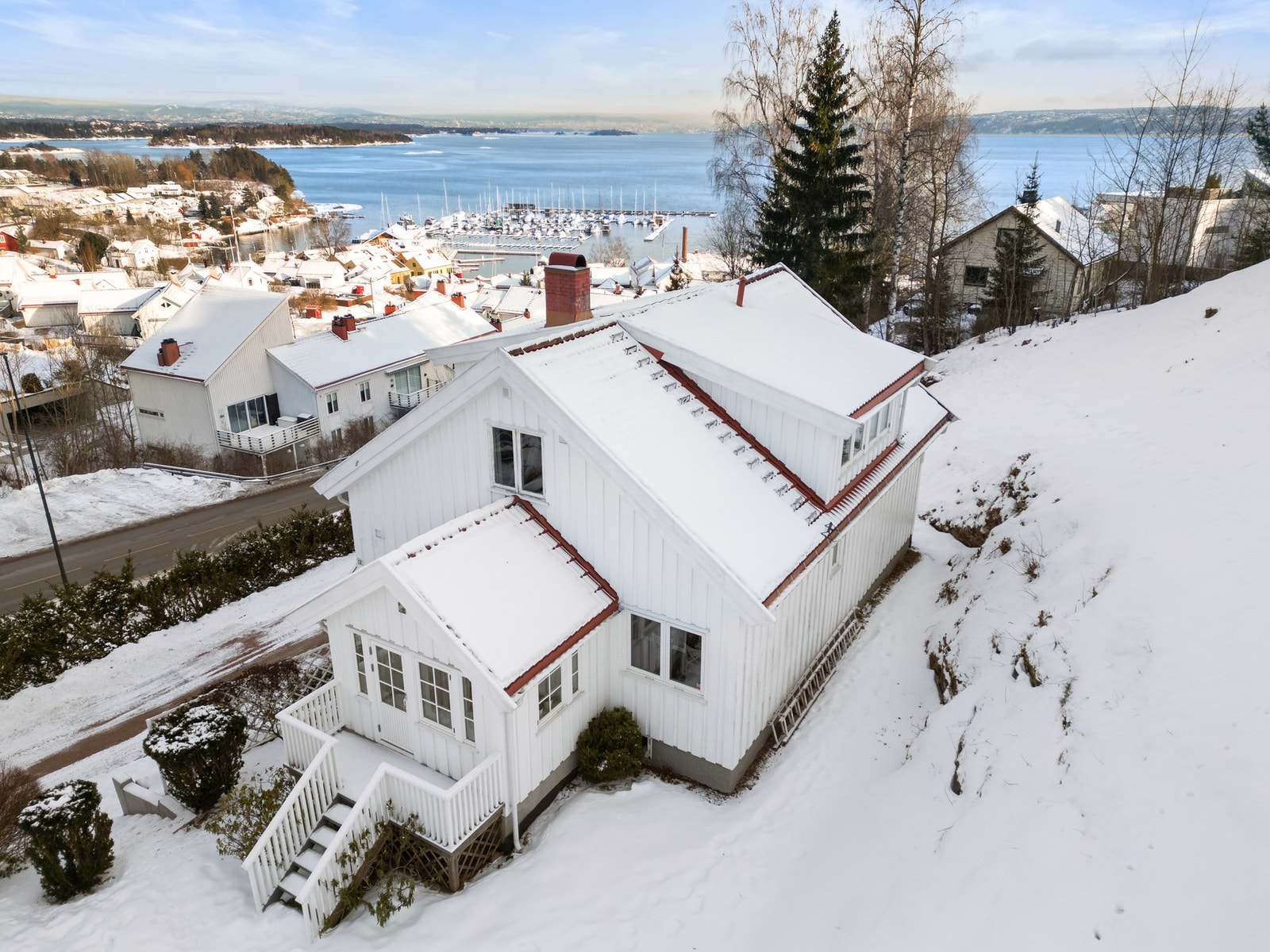 Eiendommen ligger høyt og fritt og med nydelig oversikt over Oslofjorden. Galleribilde