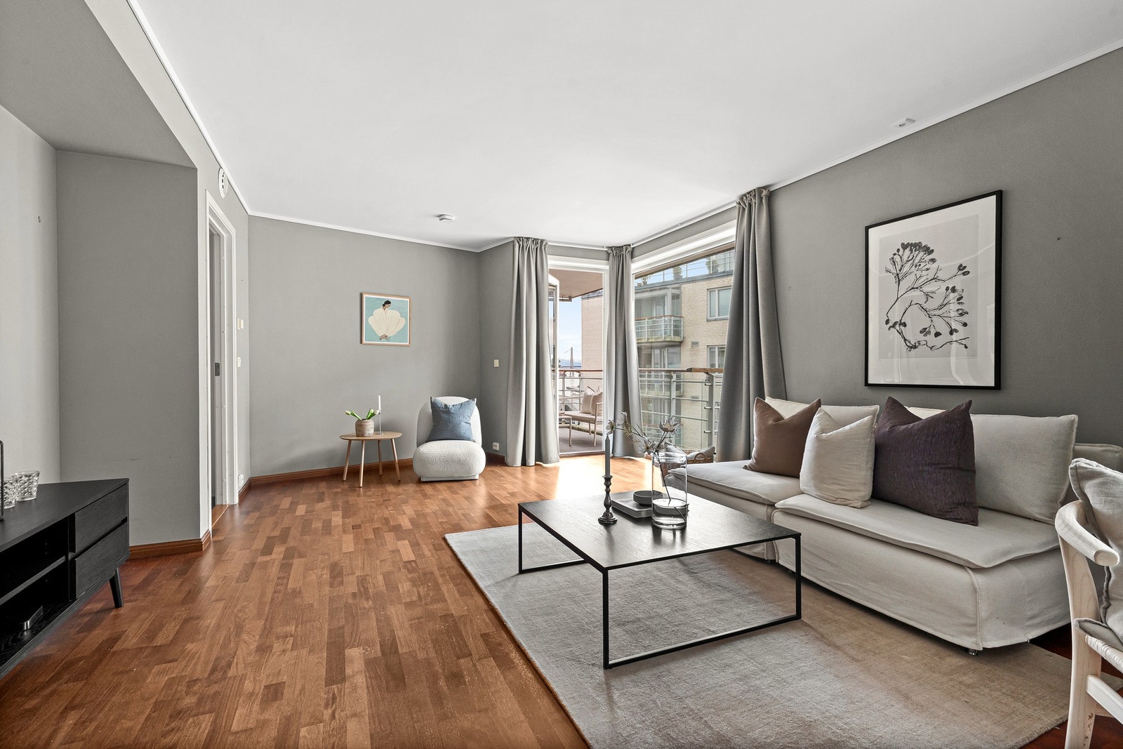 Gjennomgående parkett på alle gulv og store vindusflater som sikrer rikelig med naturlig lysinnslipp. Galleribilde