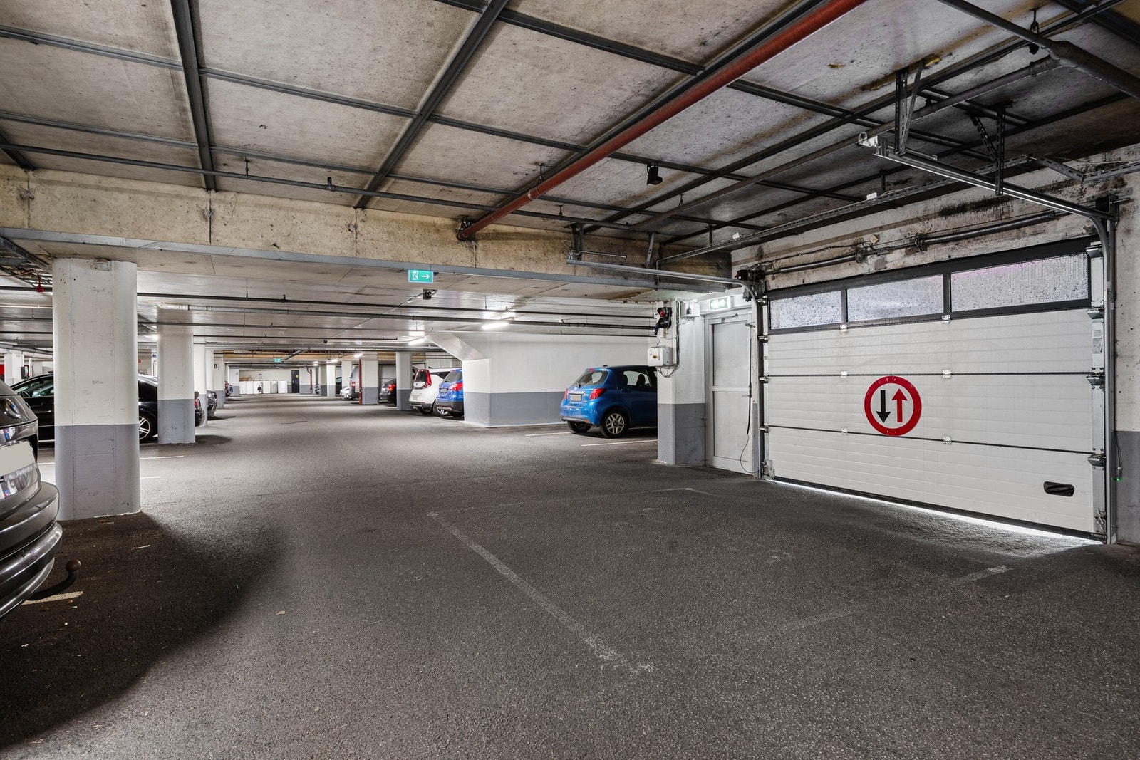 Fast parkeringsplass i lukket anlegg med mulighet for el-bil lader. Galleribilde