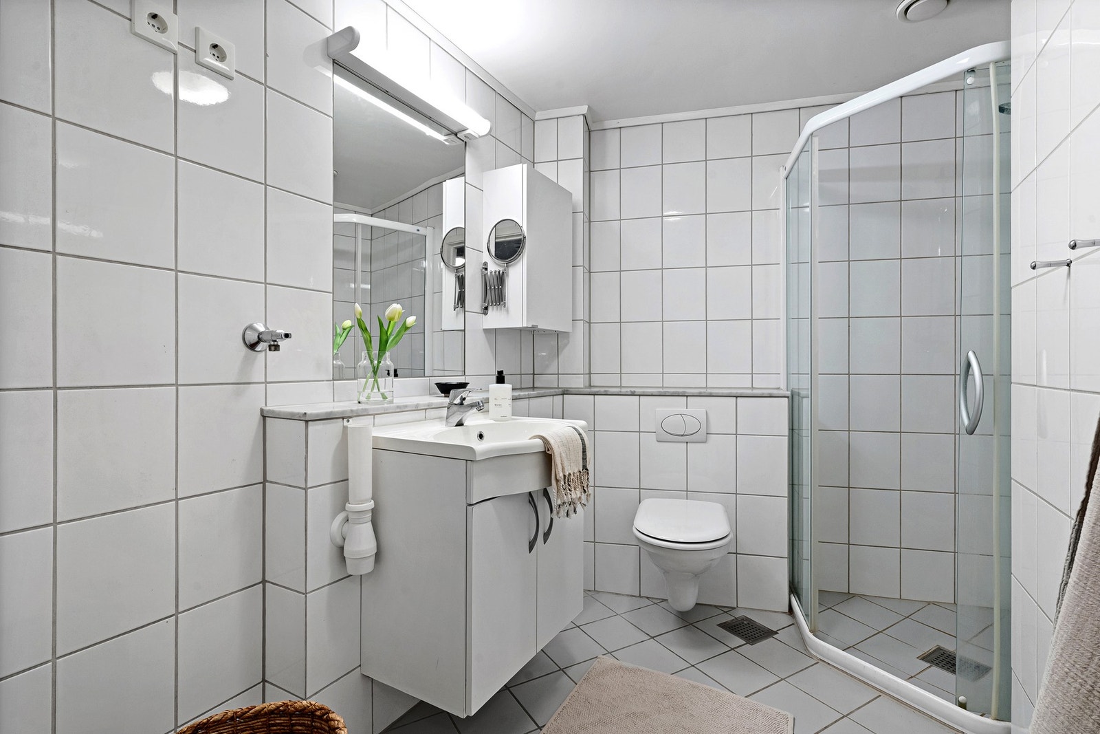 Tidløst helfliset bad med opplegg for vaskemaskin og tørketrommel. Galleribilde