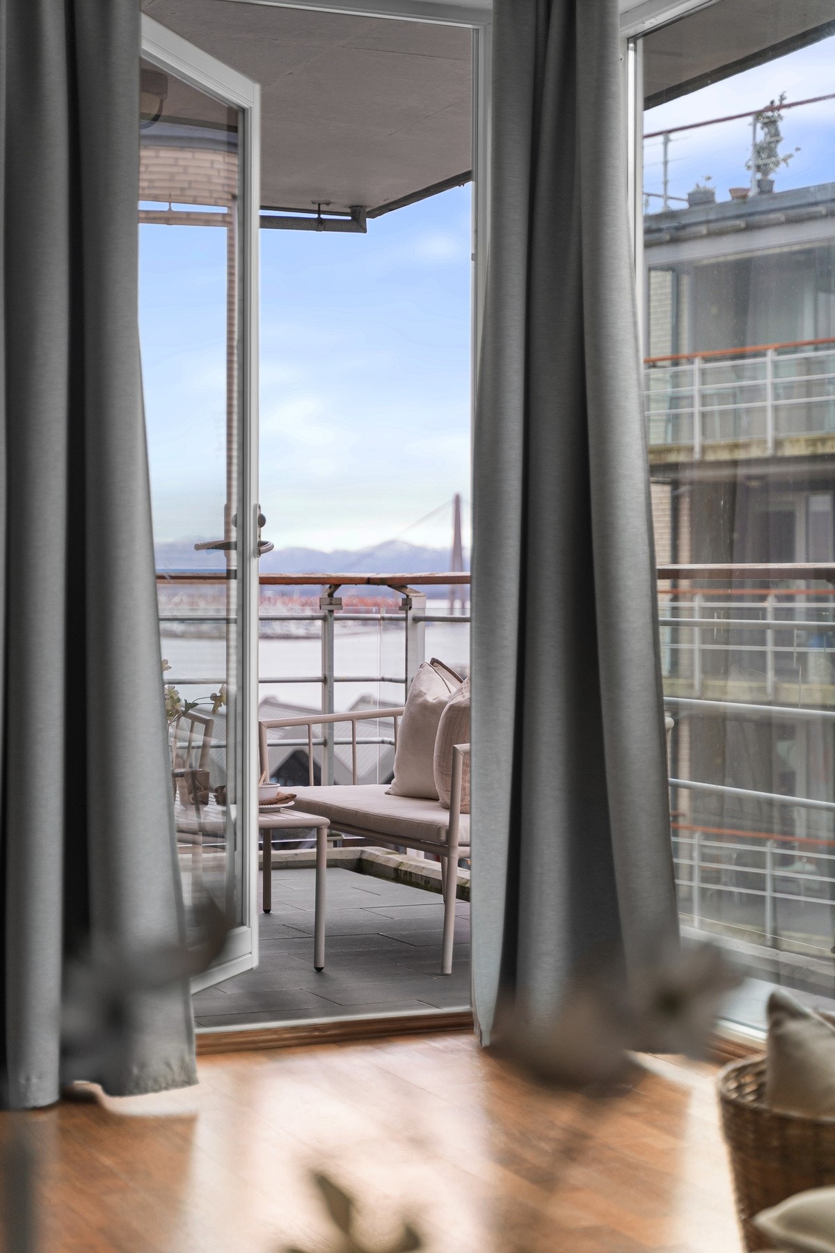 Fra stuen er det utgang til balkong. Galleribilde