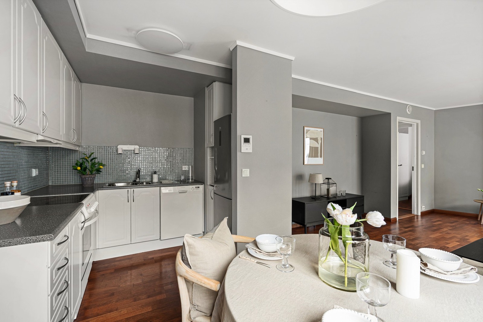 Kjøkkenet har godt med skap- og benkeplass. Galleribilde