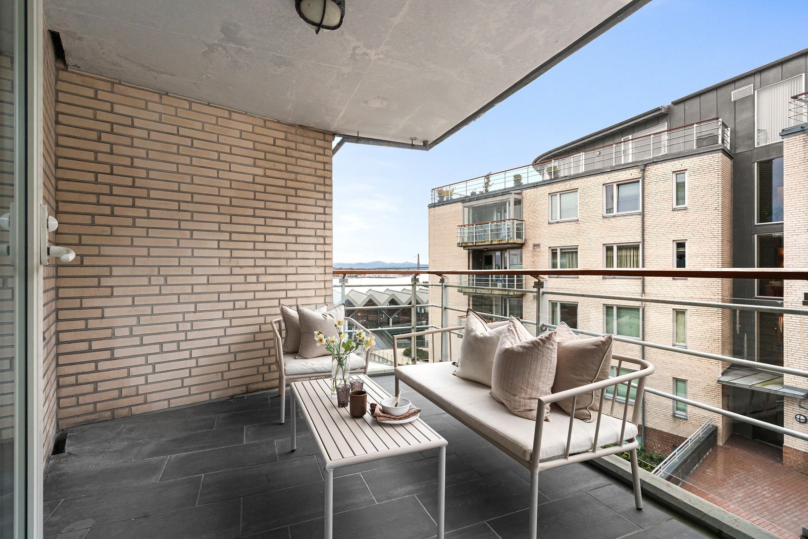 Leiligheten fremstår som tiltalende med stor balkong, vannbåren varme og fast parkering i lukket anlegg Galleribilde