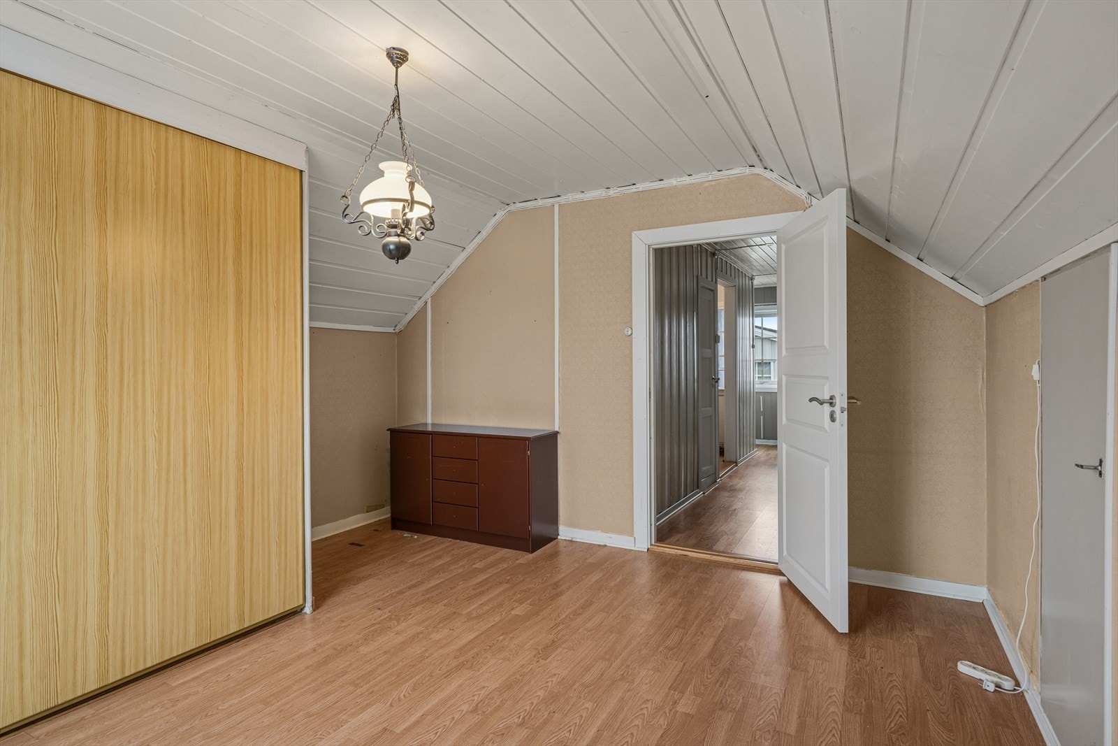 Overflatene i andre etasje består av laminat på gulv og malt panel på vegger og i himling. Galleribilde