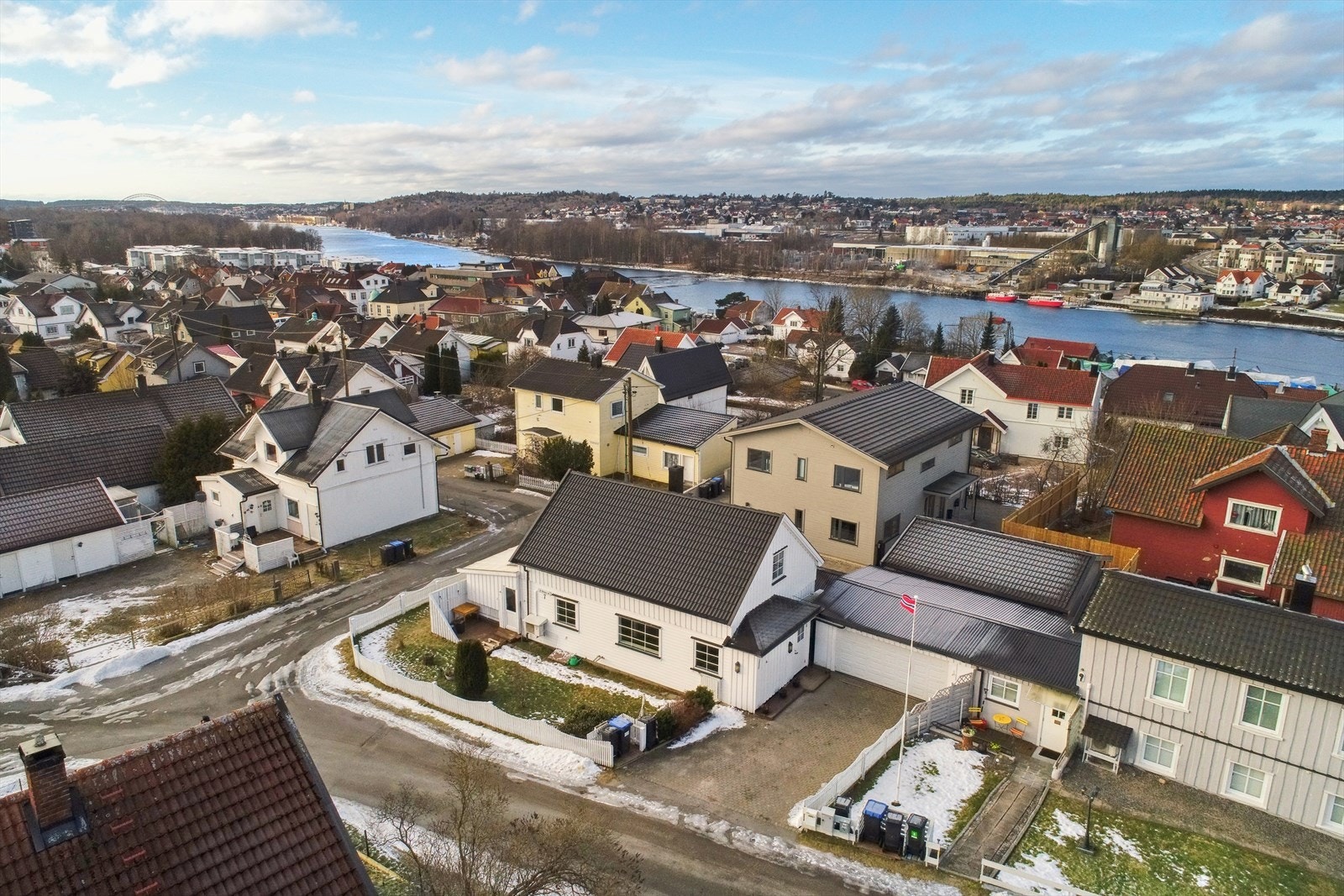 Sjarmerende enebolig i etablert boligområde sentralt på Sellebakk. Galleribilde