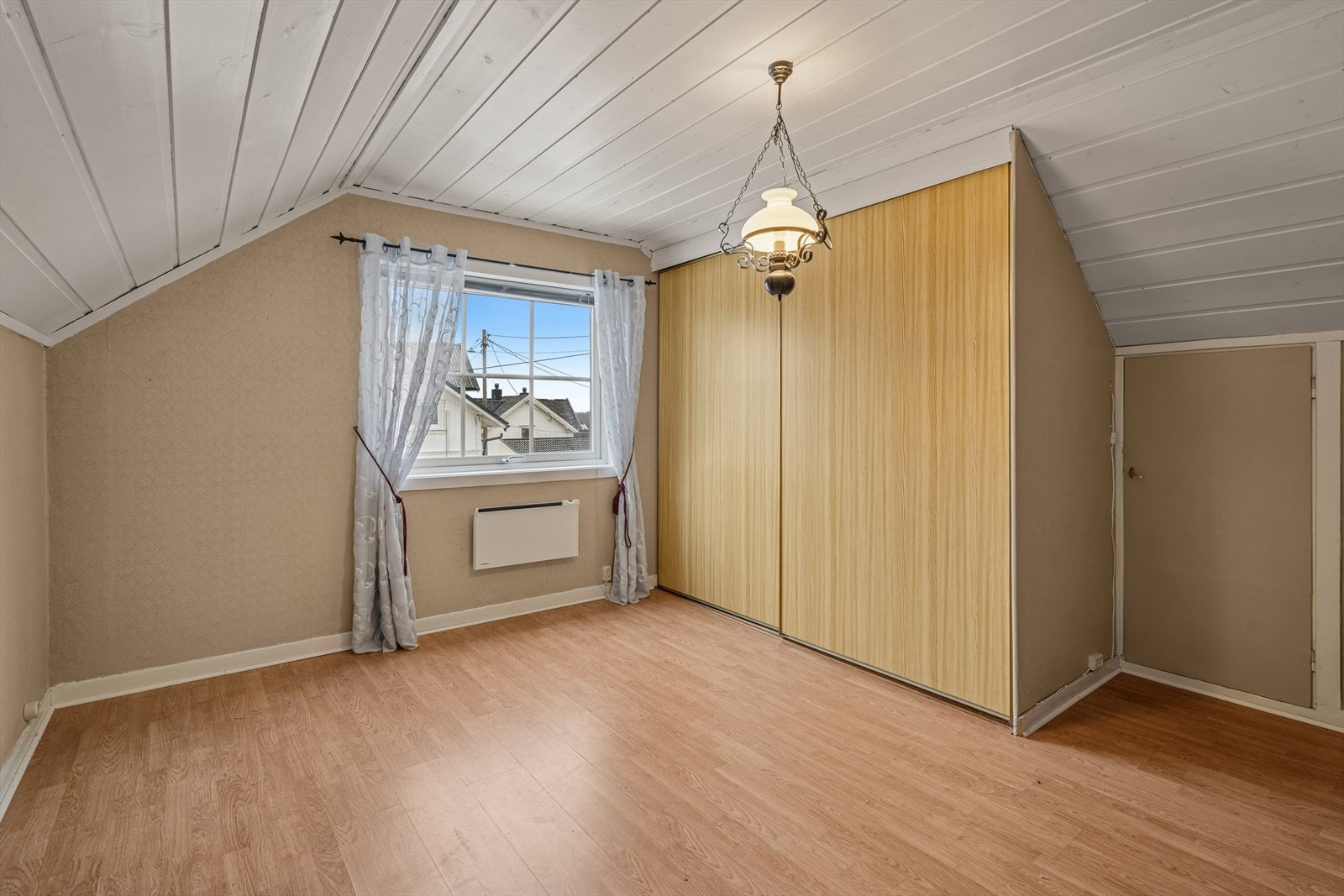 Soverommet i andre etasje har en god størrelse og skyvedørsgarderobe for effektiv oppbevaring. Galleribilde