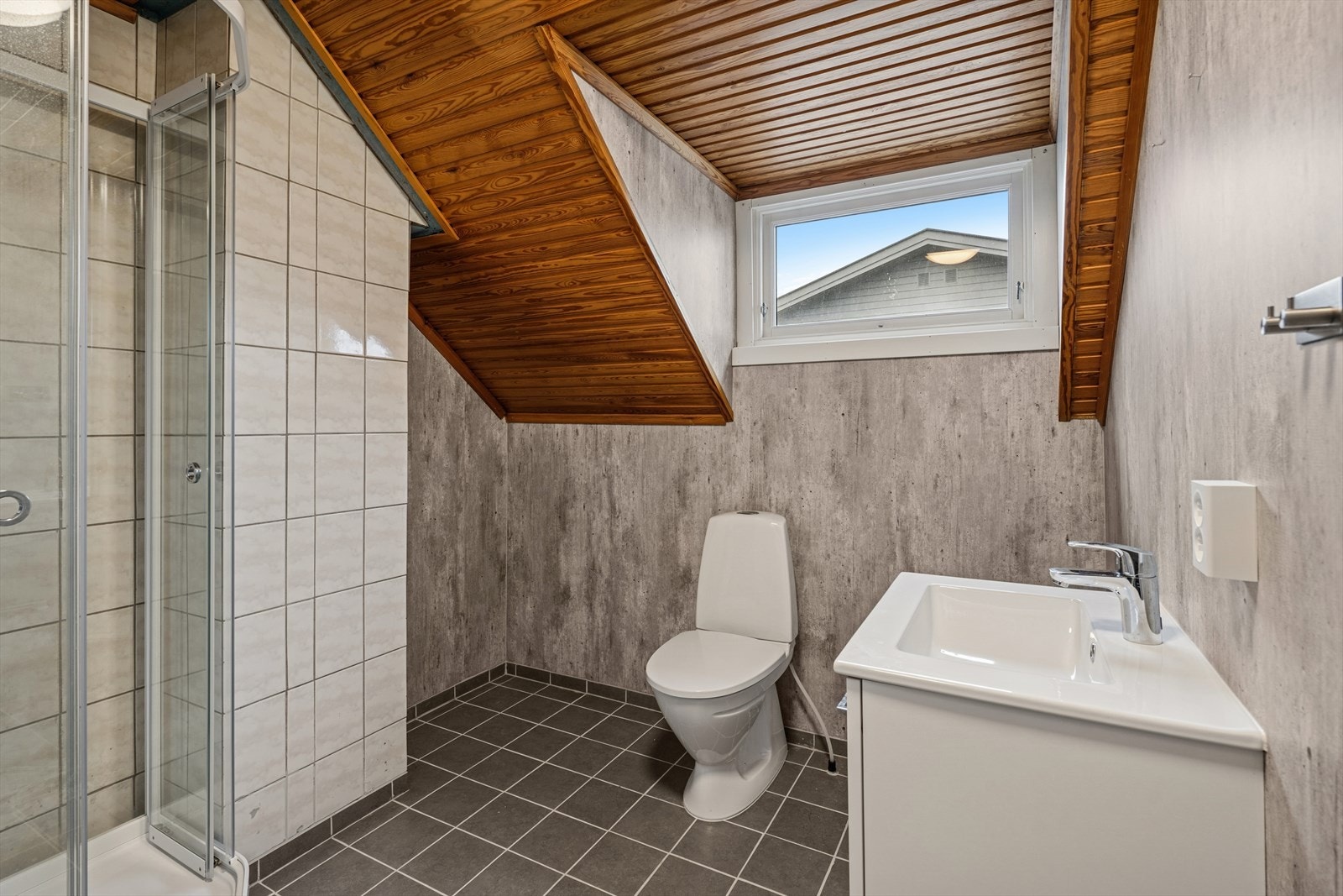 Badet i andre etasje er modernisert i 2025 med flislagt gulv, våtromsplater og elektrisk gulvvarme. Galleribilde