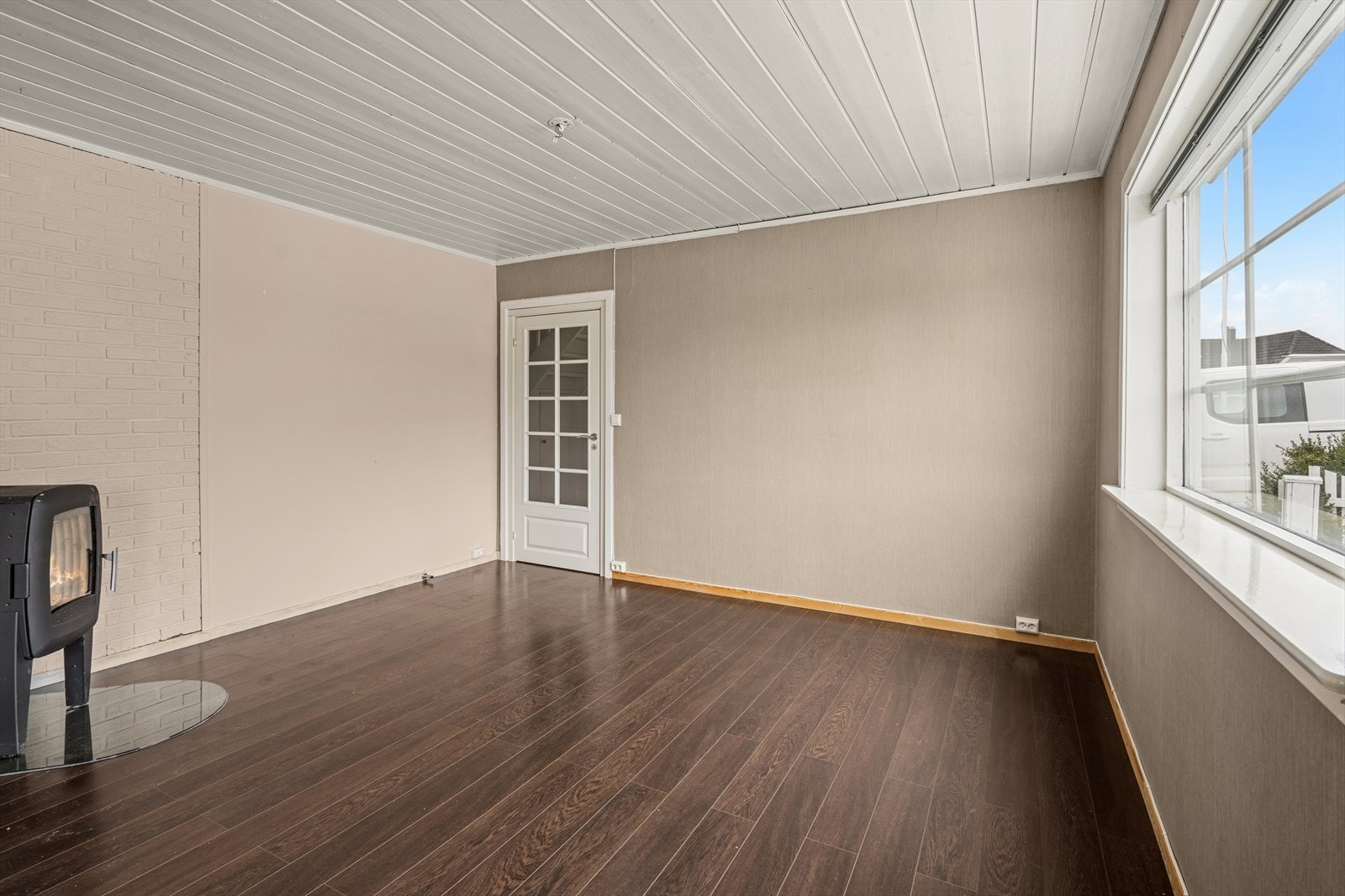 En møbleringsvennlig stue med plass til både salong og spisestuemøblement. Galleribilde