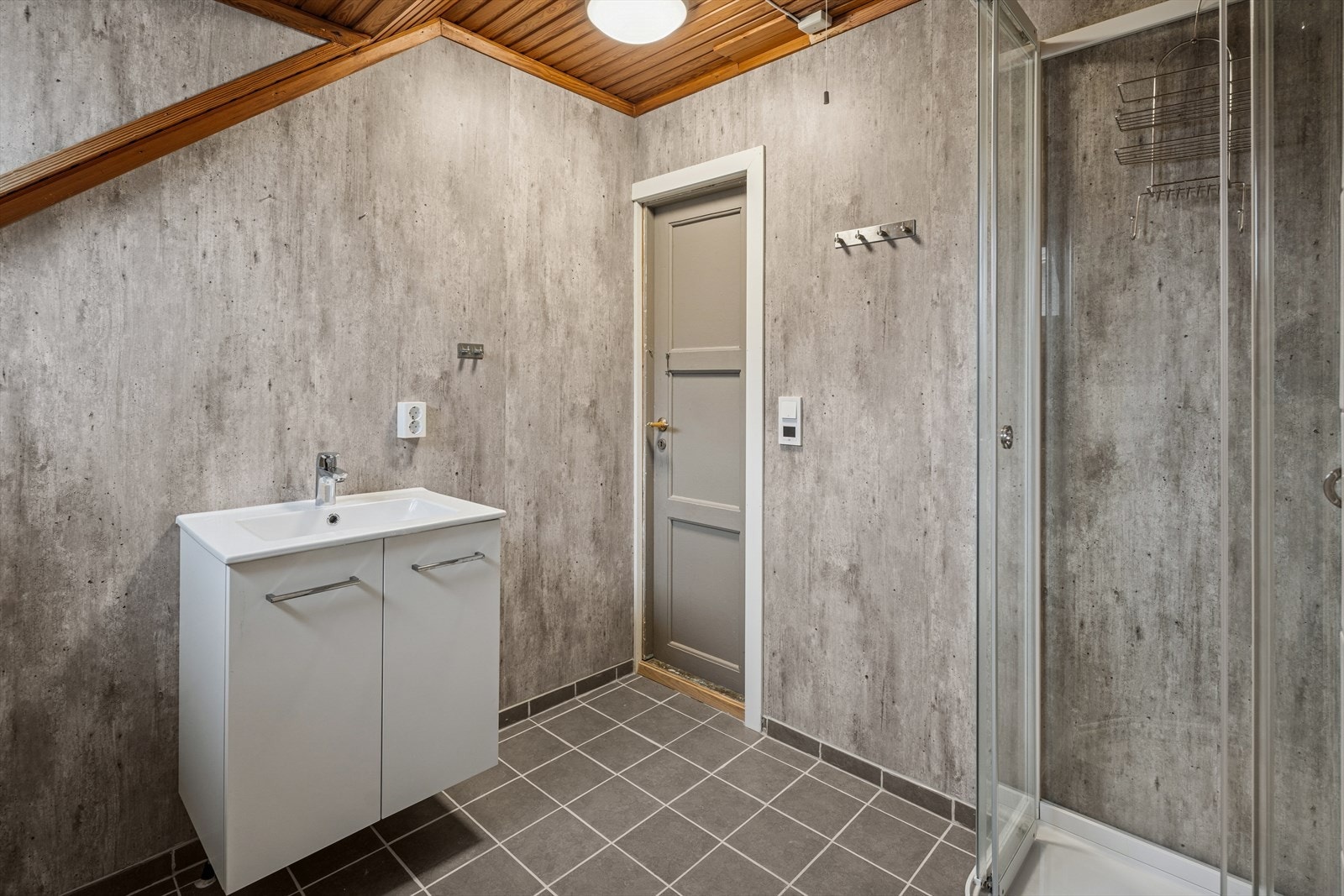 Begge badene i boligen har gulvvarme, noe som gir en behagelig start på dagen. Galleribilde