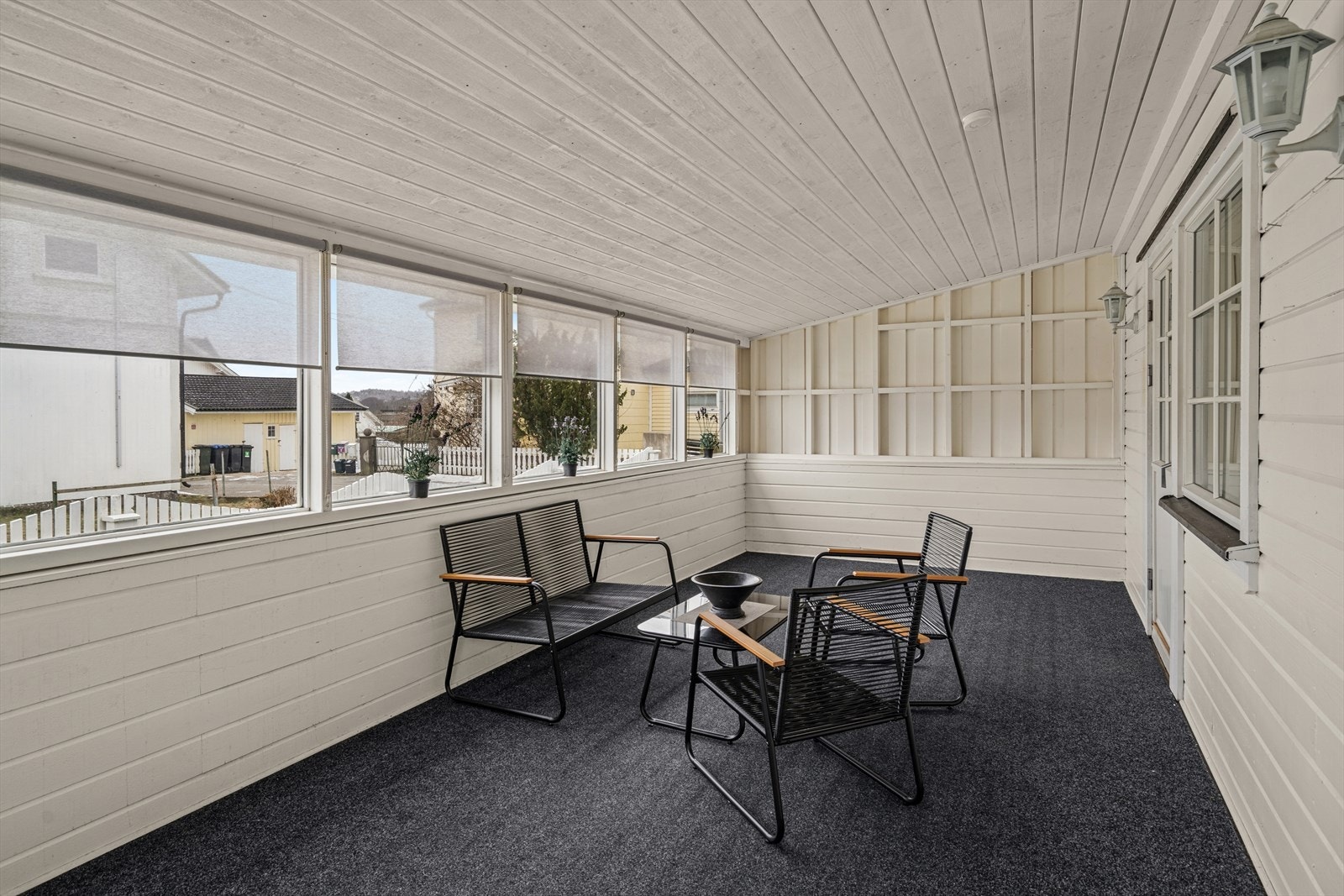 Fra kjøkkenet er det direkte utgang til den sydvendte og skjermede vinterhagen. Galleribilde