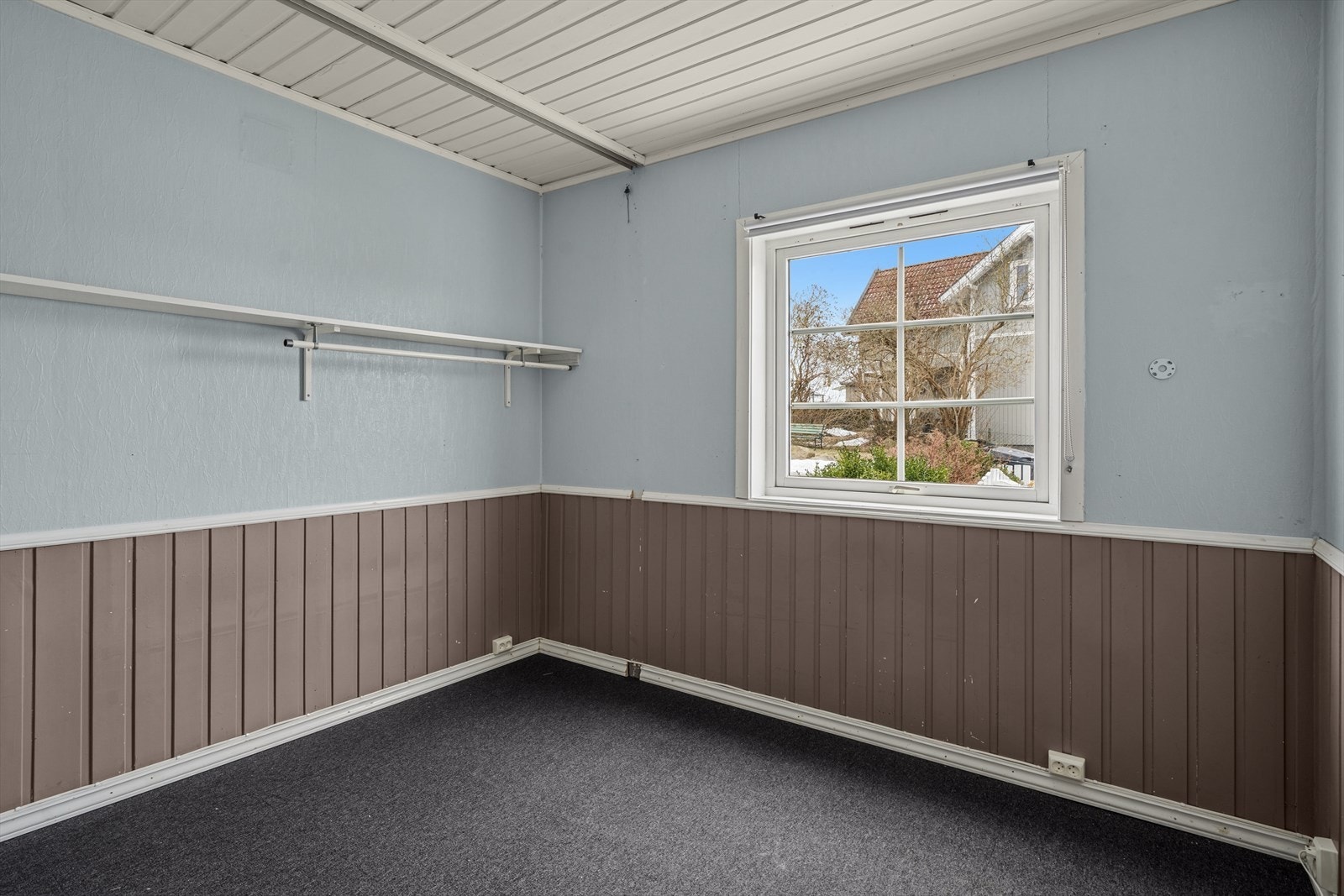 Boligen har to soverom, hvorav ett er praktisk plassert i første etasje. Galleribilde