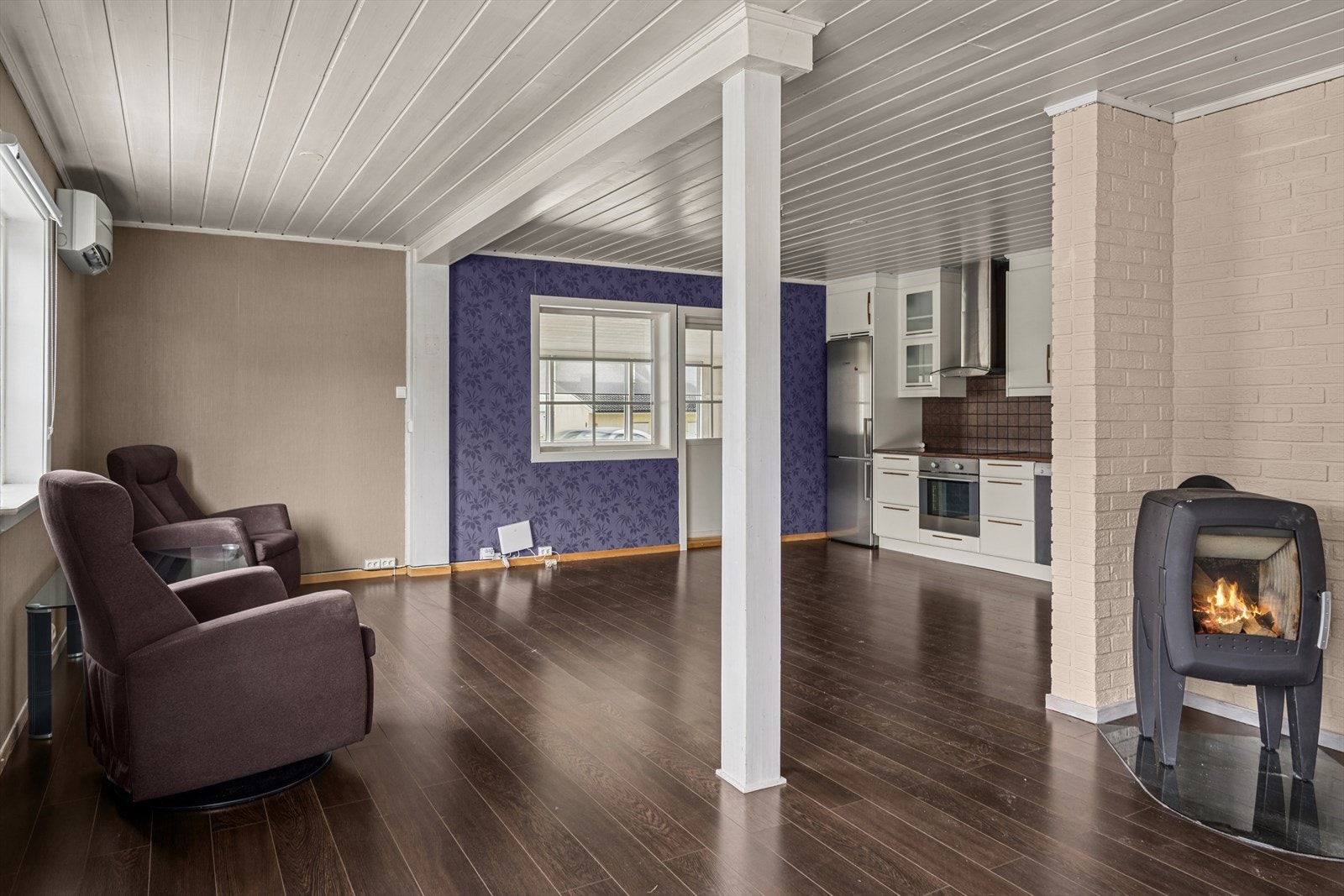 En nyere vedovn, installert i 2021, gir lun varme på kalde dager. Galleribilde