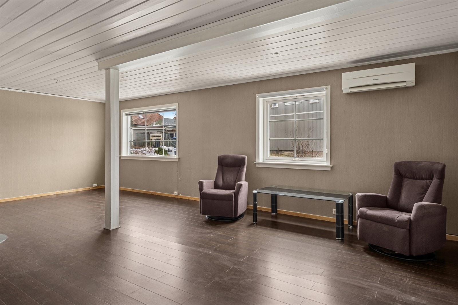 Fra boligen har du kort gangavstand til bl.a. barnehager, skoler, Sellebakk Torg, bakeri, sko- og klesbutikker, dyrebutikk og pub med matservering. Galleribilde