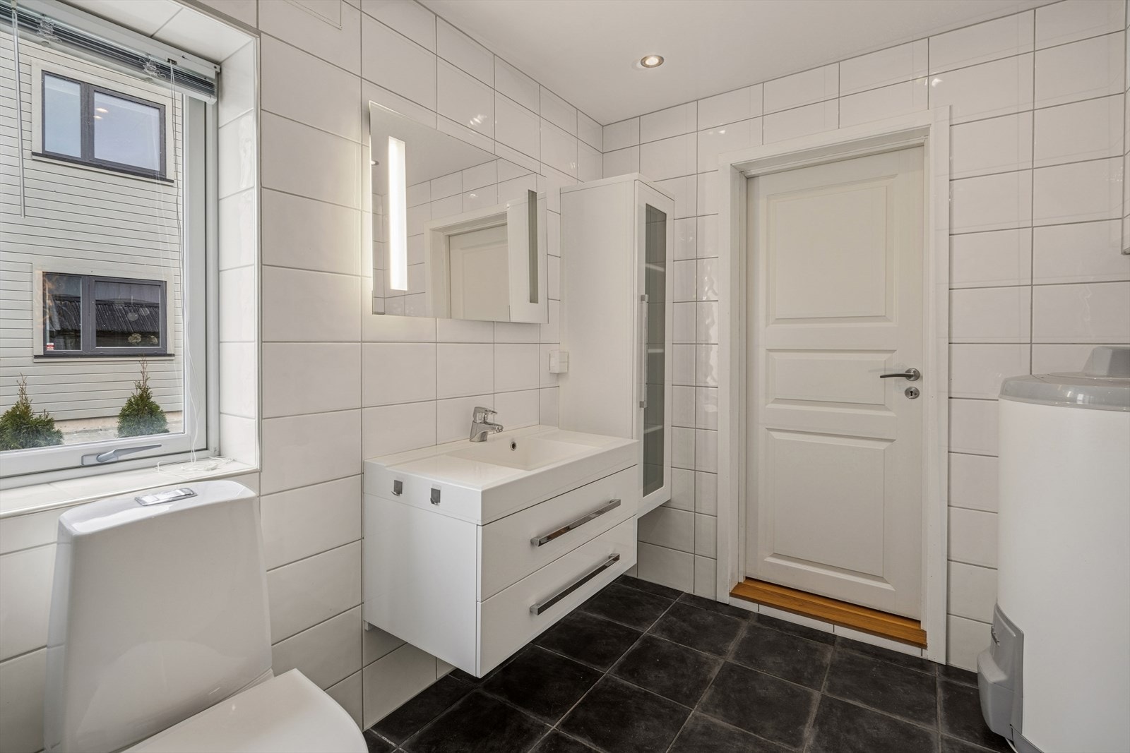 Badet er også innredet som vaskerom med opplegg for vaskemaskin. Galleribilde