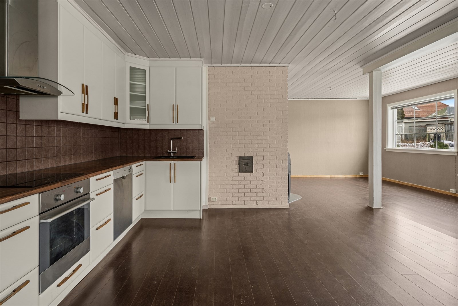 Kjøkkenet er funksjonelt med god skap- og benkeplass. Galleribilde