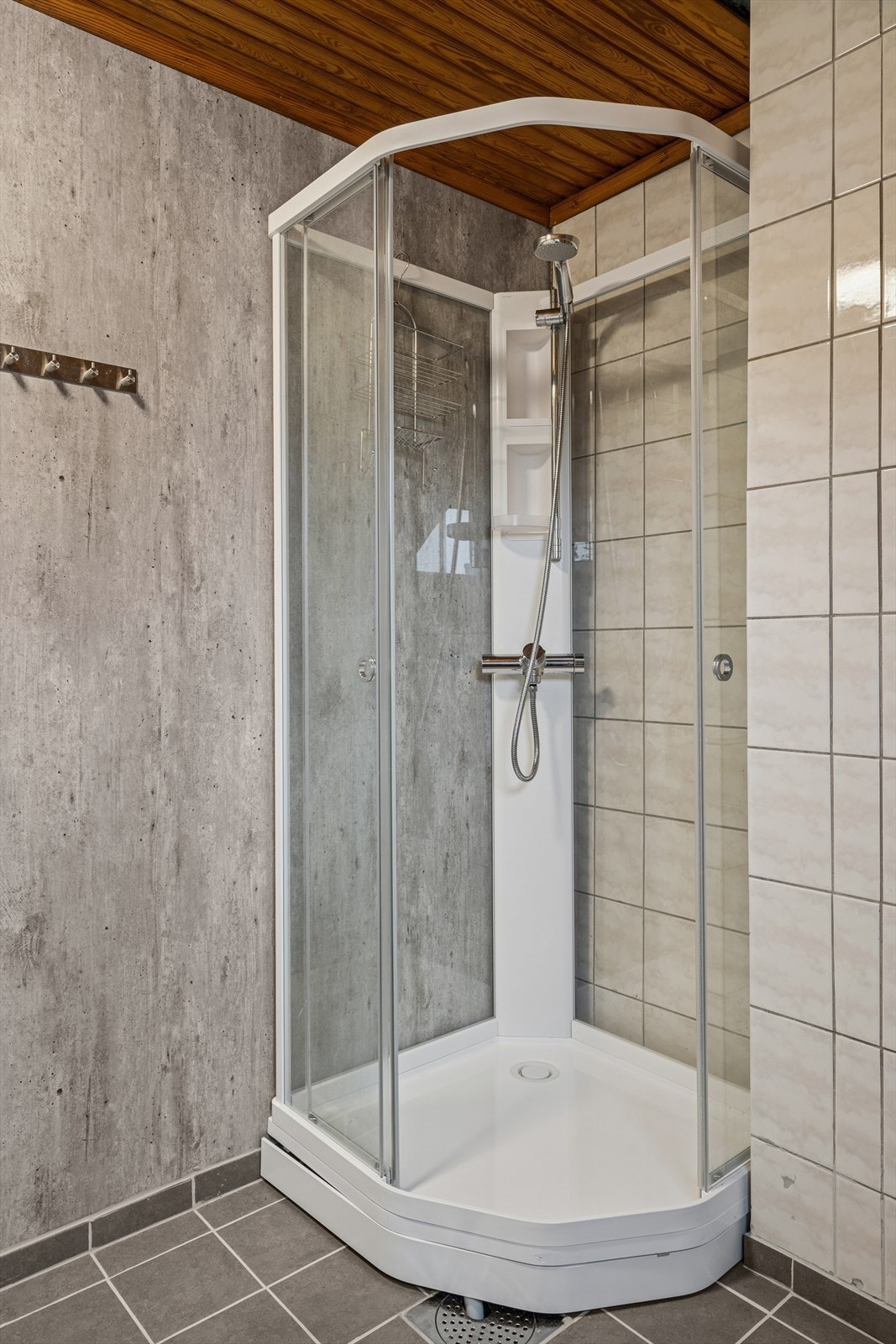 Også badet i andre etasje er utstyrt med et praktisk dusjkabinett. Galleribilde