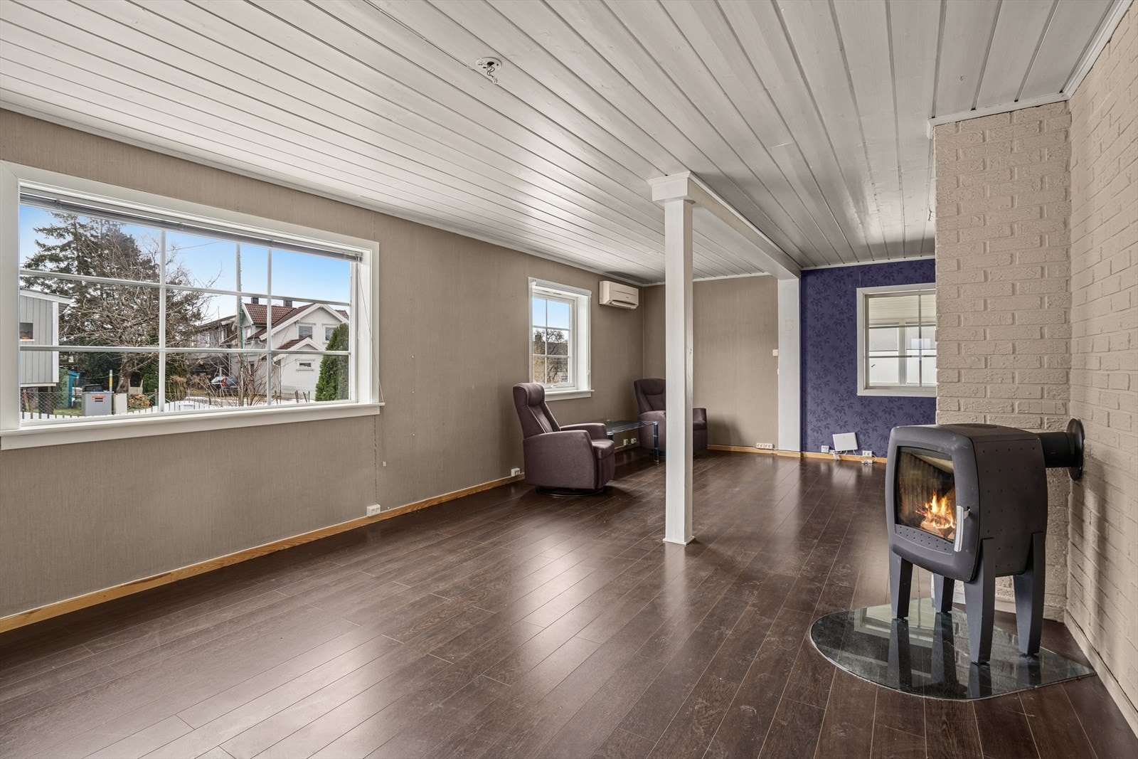 Store vindusflater gir godt med naturlig lys inn i oppholdsrommet. Galleribilde