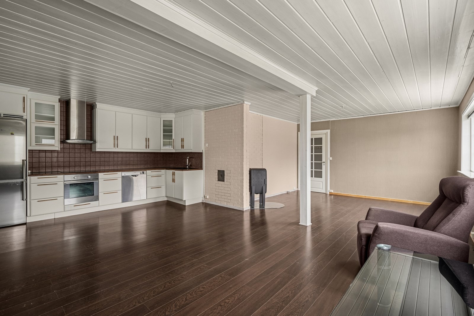 Kjøkkenet har en åpen løsning mot stuen, som skaper en sosial og luftig atmosfære. Galleribilde