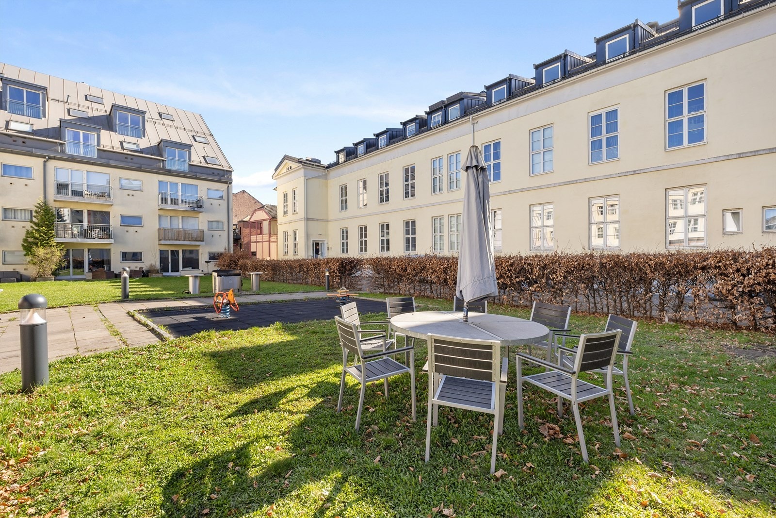 Borettslaget har fine fellesarealer med grøntområder, grillplass og lekeplass Galleribilde