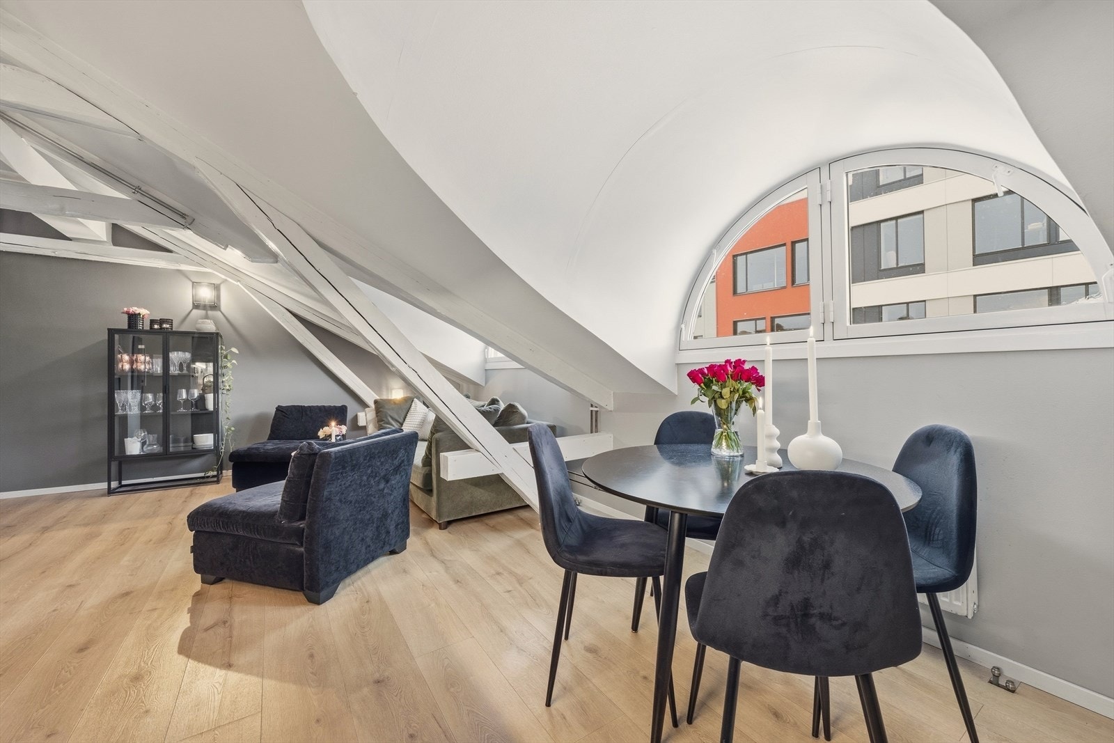 Fine vinduer som bidrar til godt med naturlig lys Galleribilde