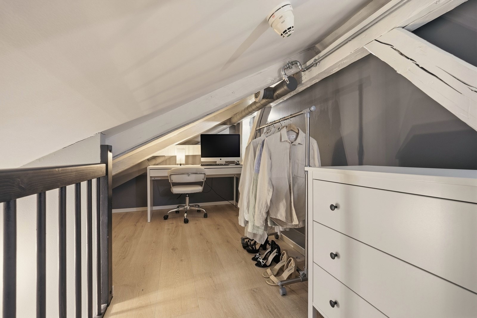 Hemsen er innredet med kommode, seng og kontor (ikke godkjent for varig opphold) Galleribilde