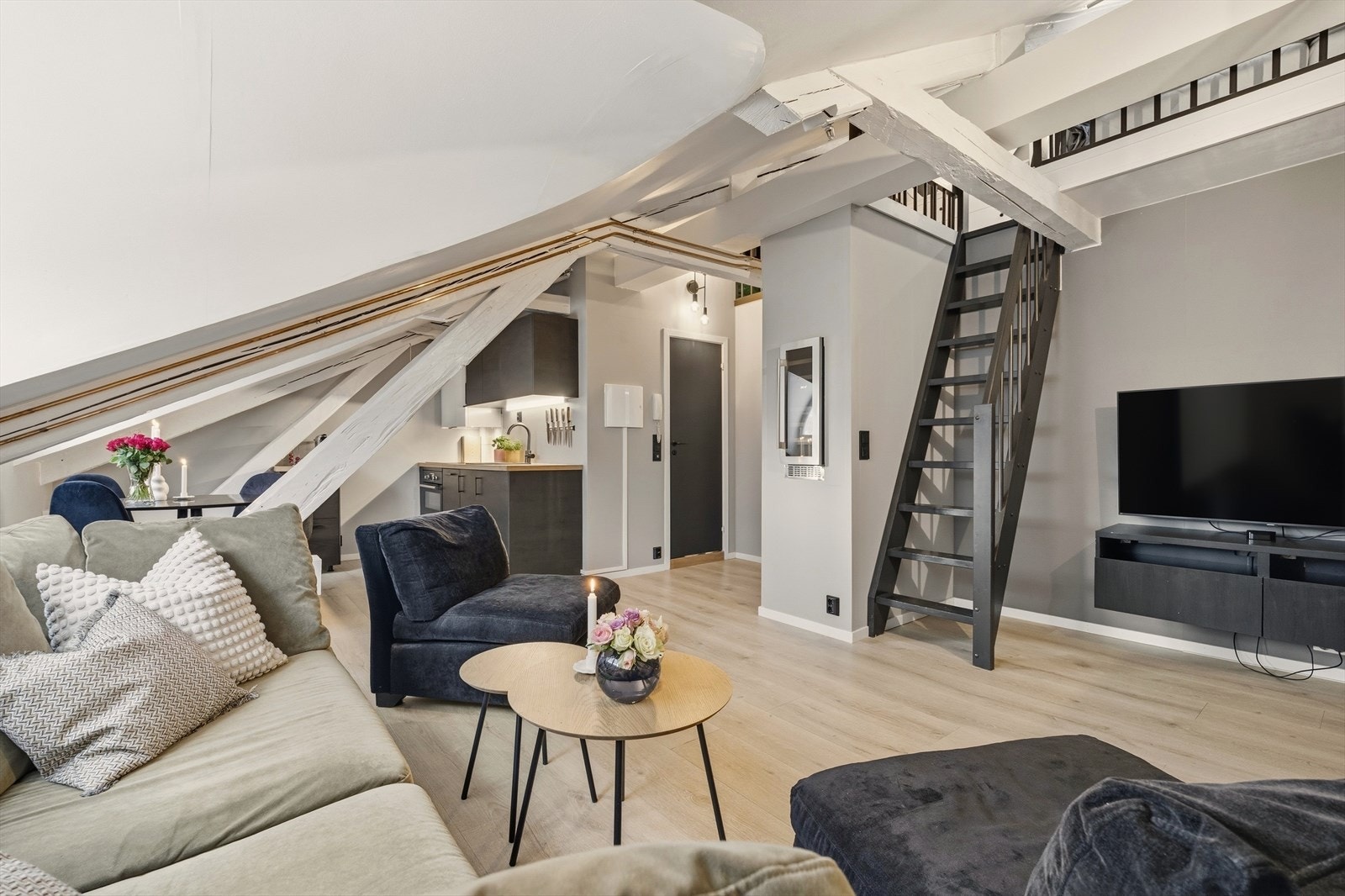 Stuen er lys og fin, og oppgradert med nye overflater Galleribilde