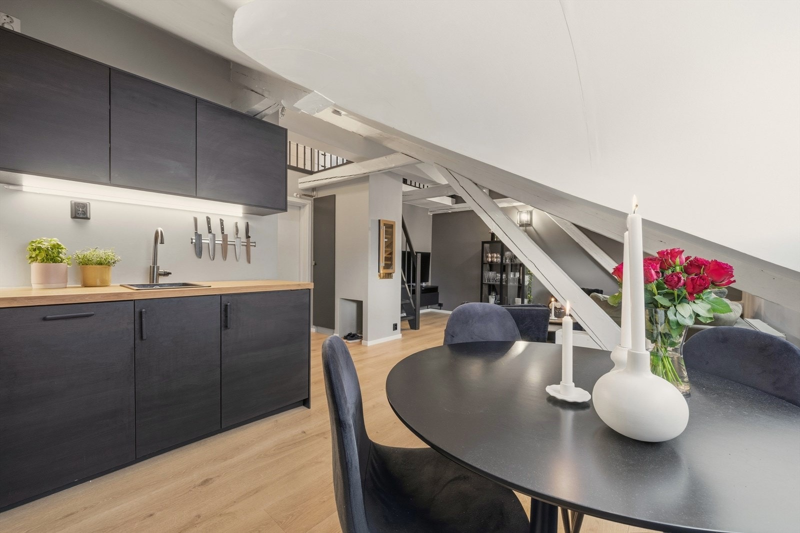 Videre er kjøkkenet utstyrt med integrerte hvitevarer som stekeovn, platetopp, kjøleskap og oppvaskmaskin Galleribilde