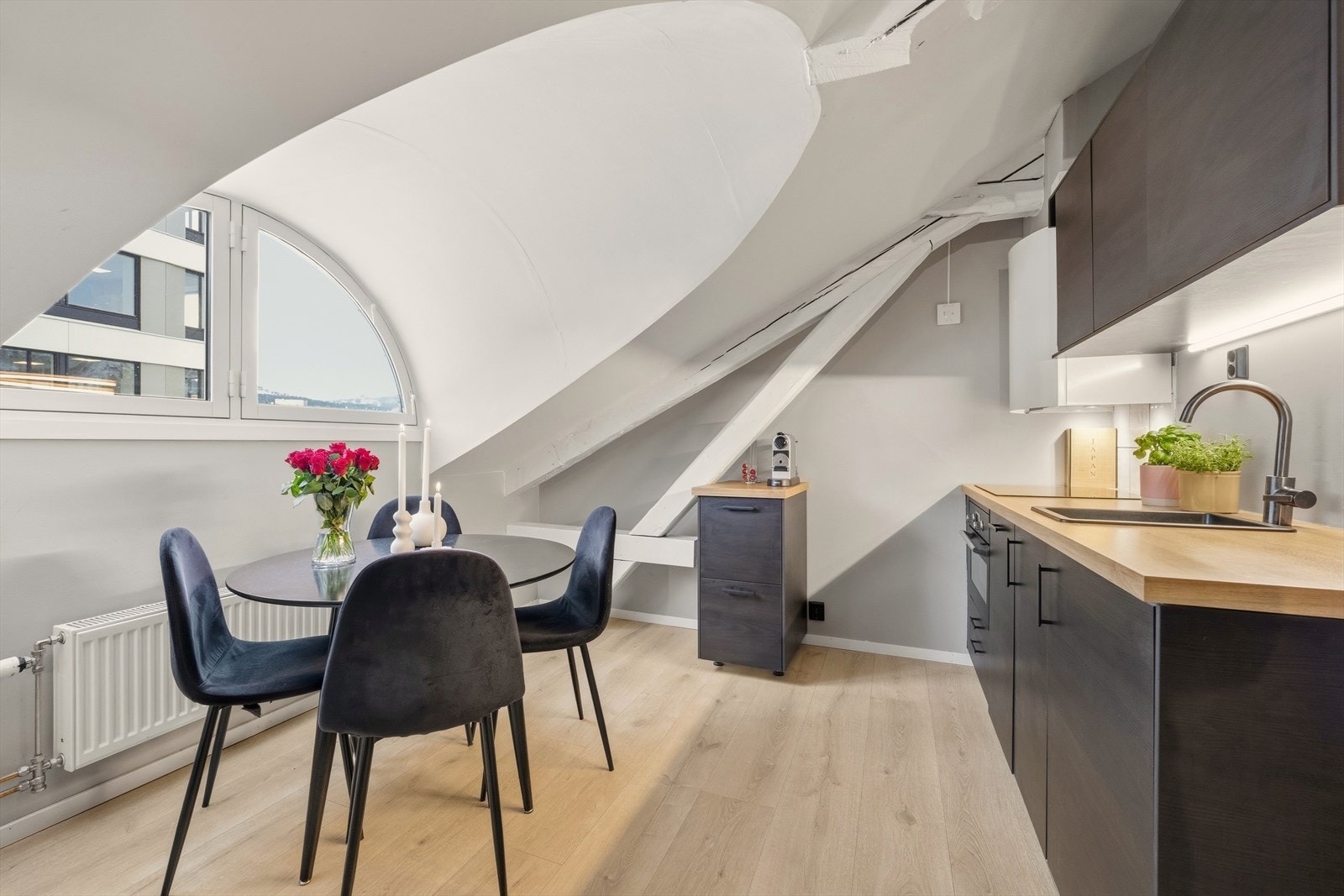 Pent kjøkken fra 2022 med innredning fra Ikea Galleribilde