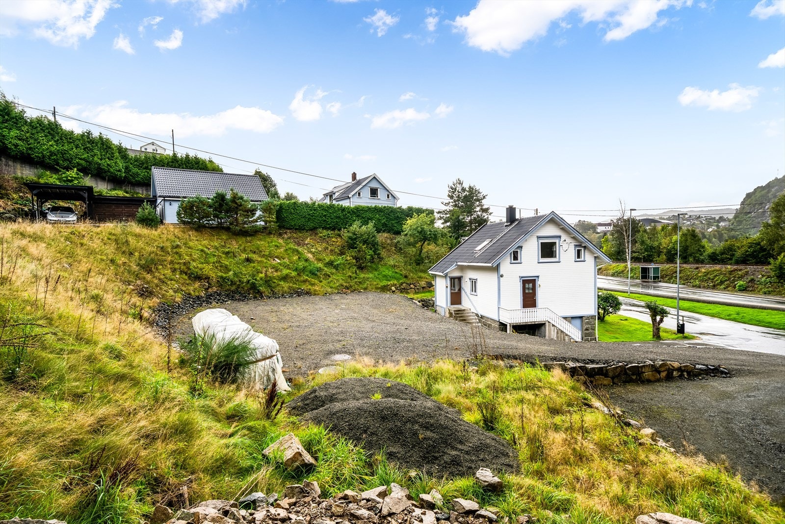 Det er opparbeidet en tomt i bakkant som selges seperat. Galleribilde