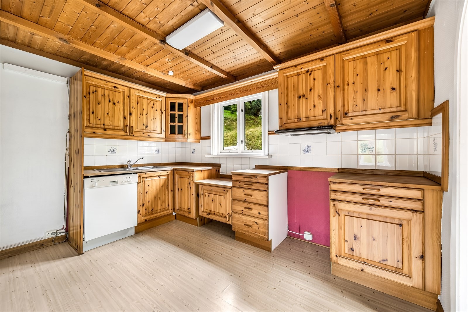 Kjøkken i solid trevirke. Modernisering bør påberegnes. Galleribilde