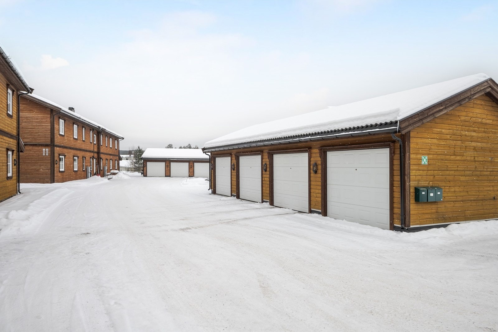 Leiligheten disponerer en garasjeplass på 18 kvm i felles garasjerekke. Galleribilde