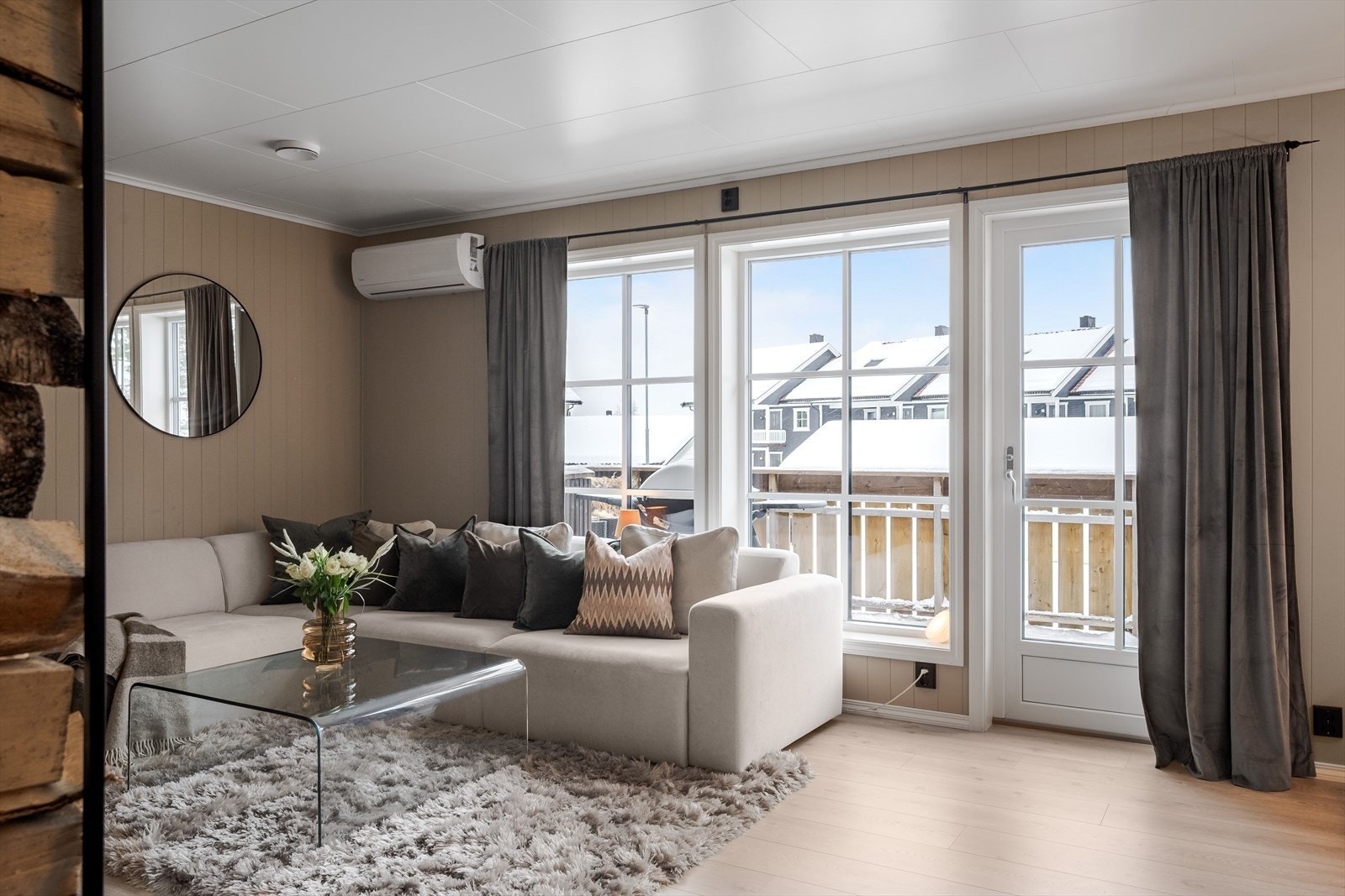 Leiligheten varmes opp med blant annet varmepumpe og vedfyring. Galleribilde