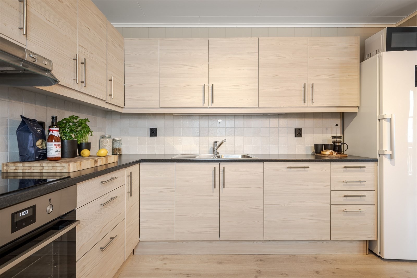 Det er godt med skap- og benkeplass på kjøkkenet, som også har benkeplate av laminat, vannstoppsystem og komfyrvakt. Galleribilde