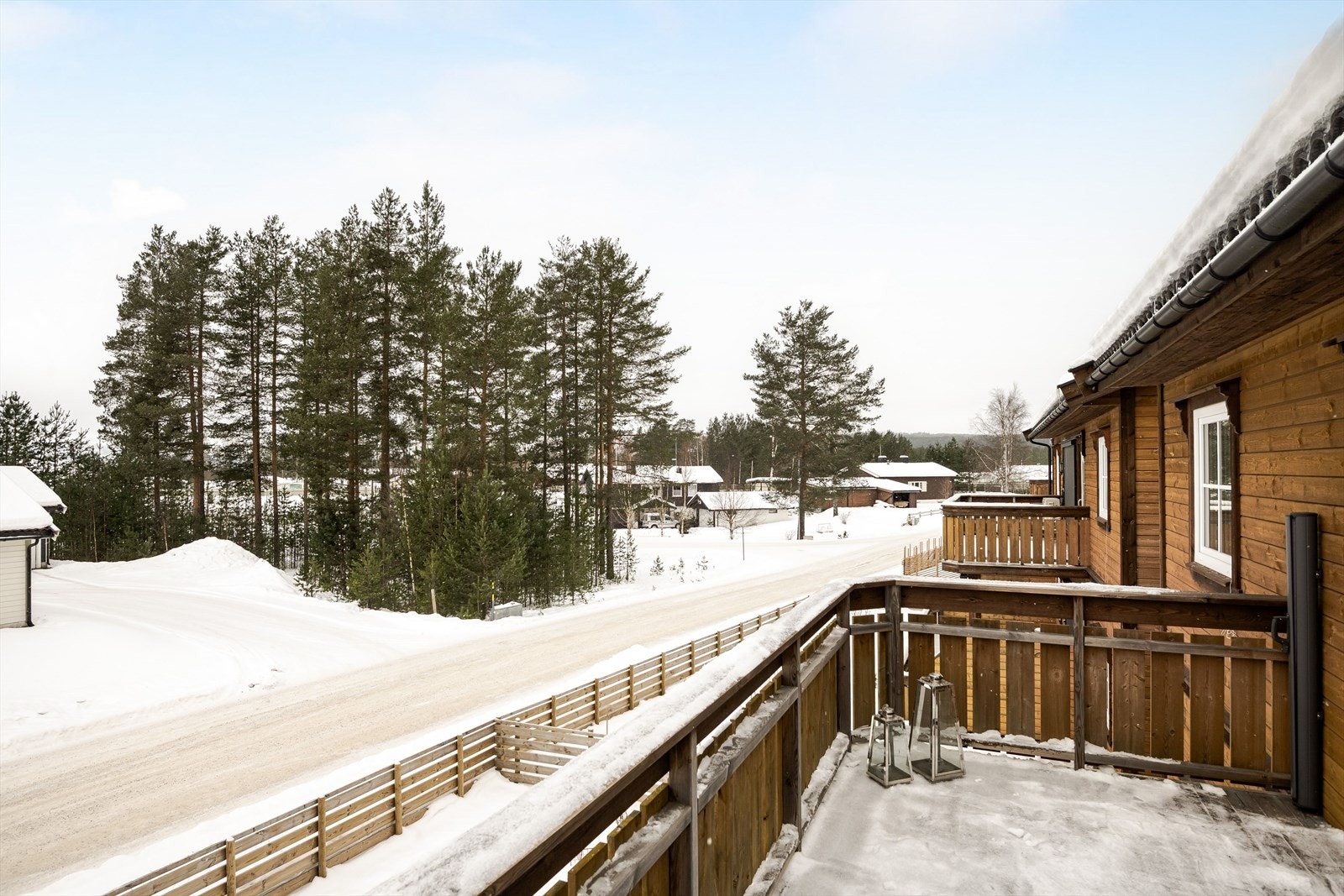 Fra balkongen er det utsikt over nærområdene. Galleribilde