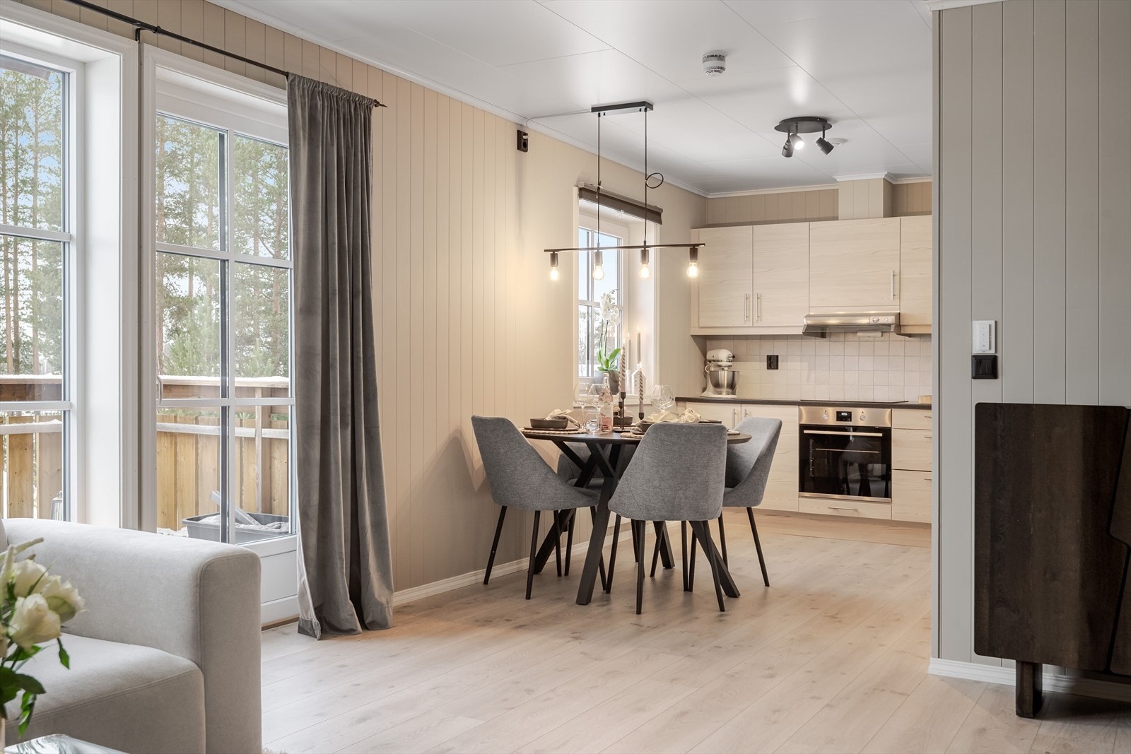 Kjøkkenet ligger i en dels åpen løsning mot stuen og har plass til spisebord i overgangen. Galleribilde