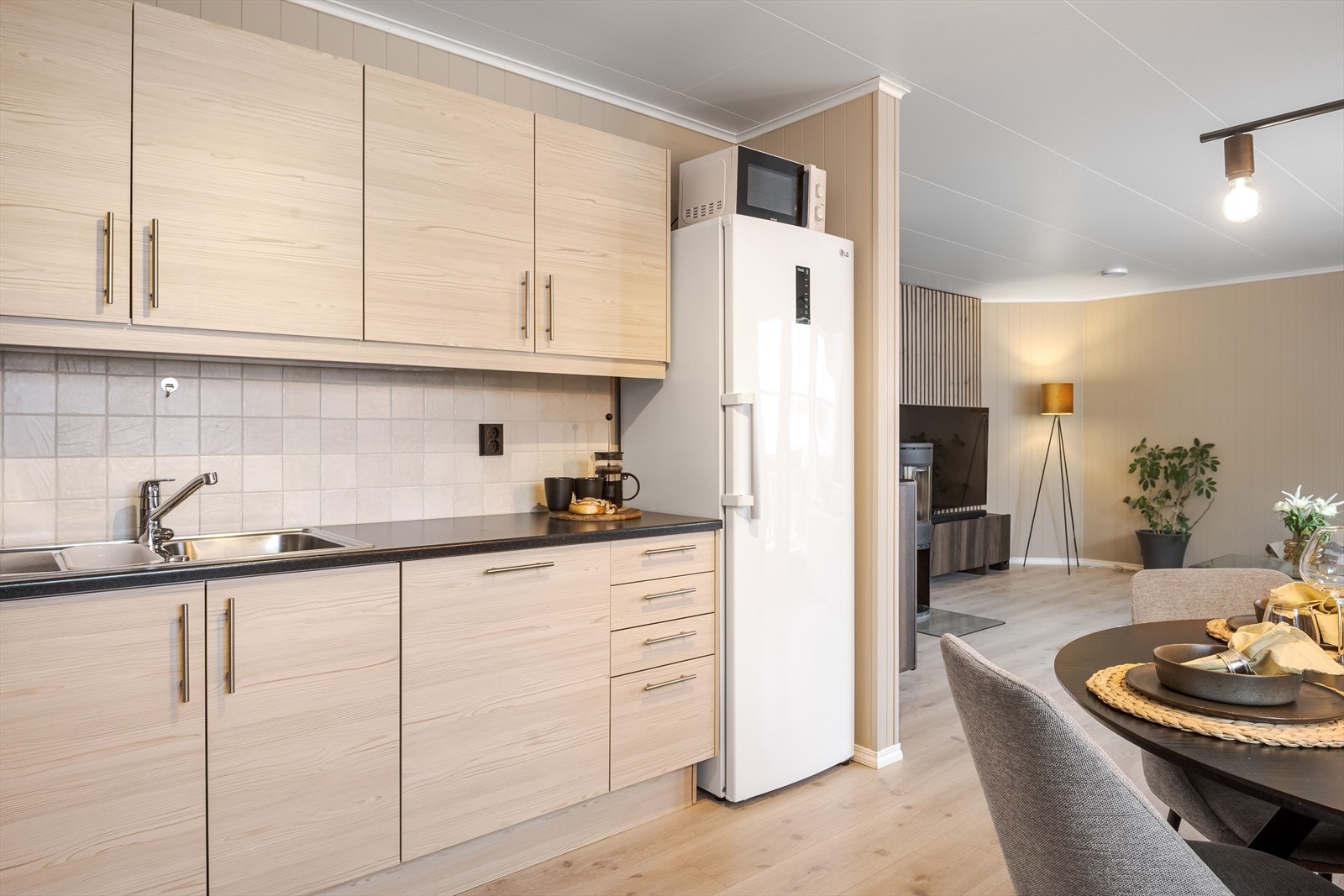 Det er åpen løsning for frittstående hvitevarers som kjøleskap, oppvaskmaskin, komfyr og platetopp. Galleribilde