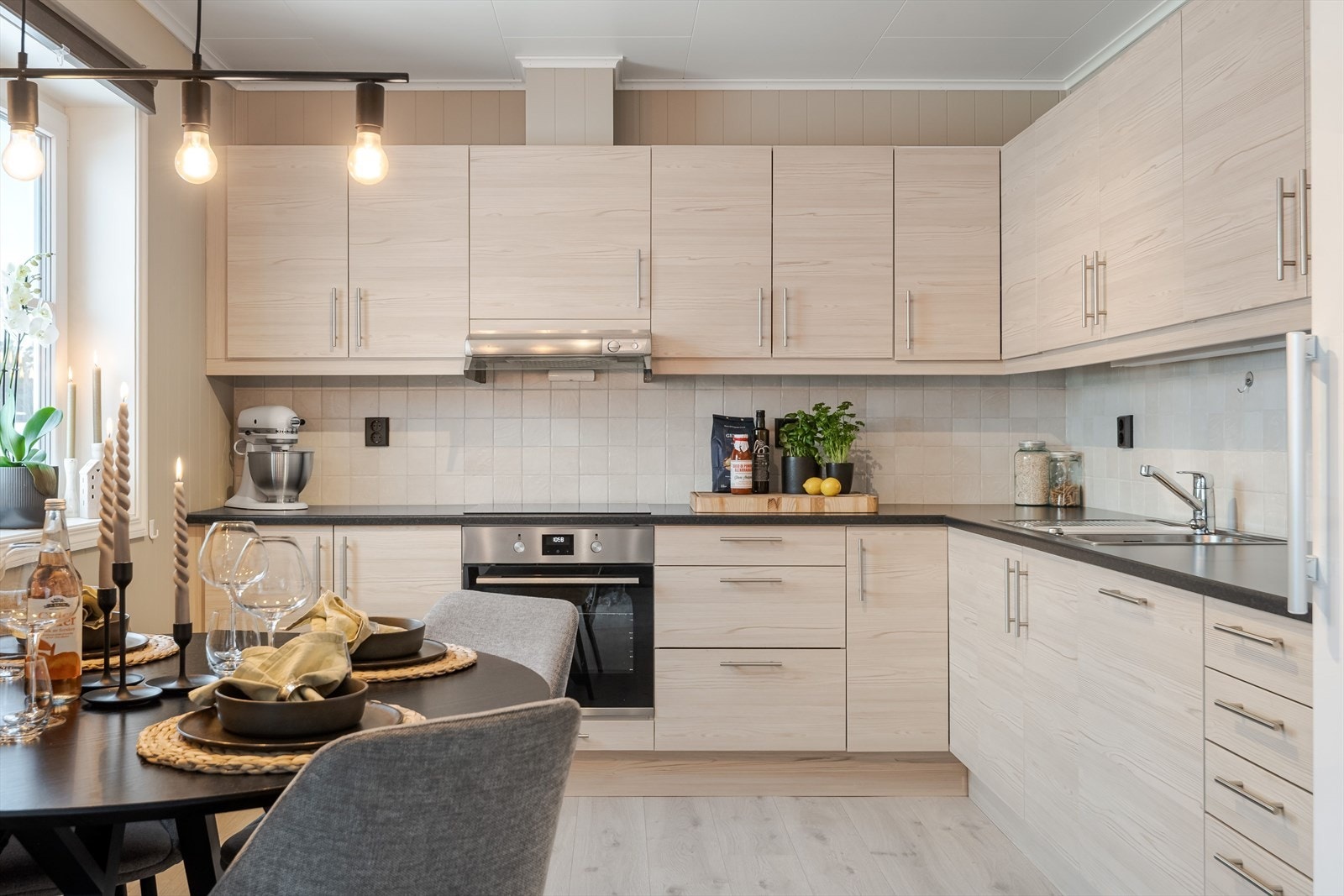 Kjøkkeninnredning fra byggeåret 2021 med glatte fronter. Galleribilde