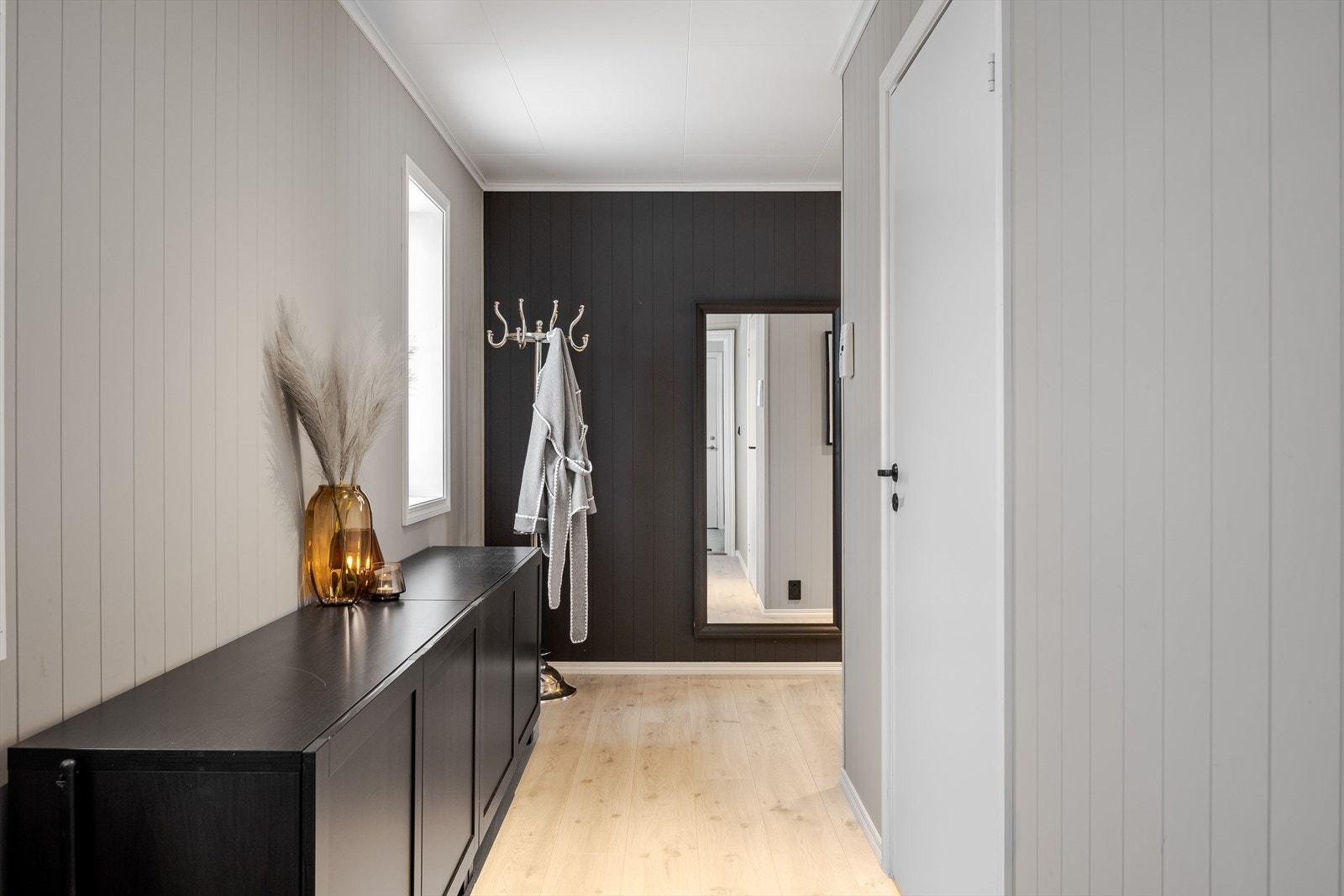 Leiligheten ligger i 2.etasje i en 4-mannsbolig og har en pen og romslig gang. Galleribilde